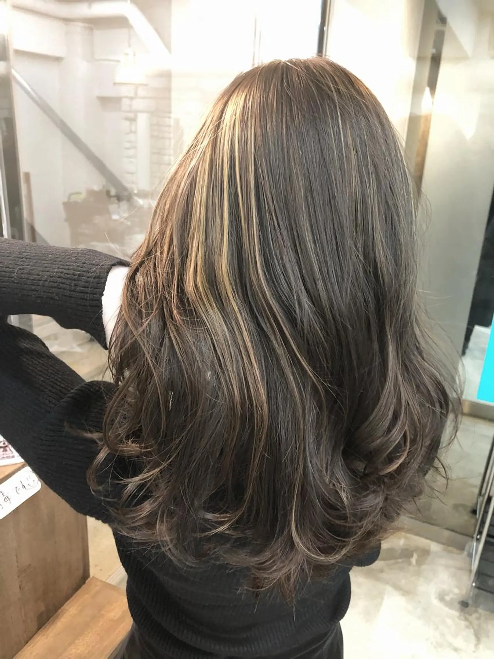 セミロング 艶髪/ハイトーン Sherryのヘアスタイル