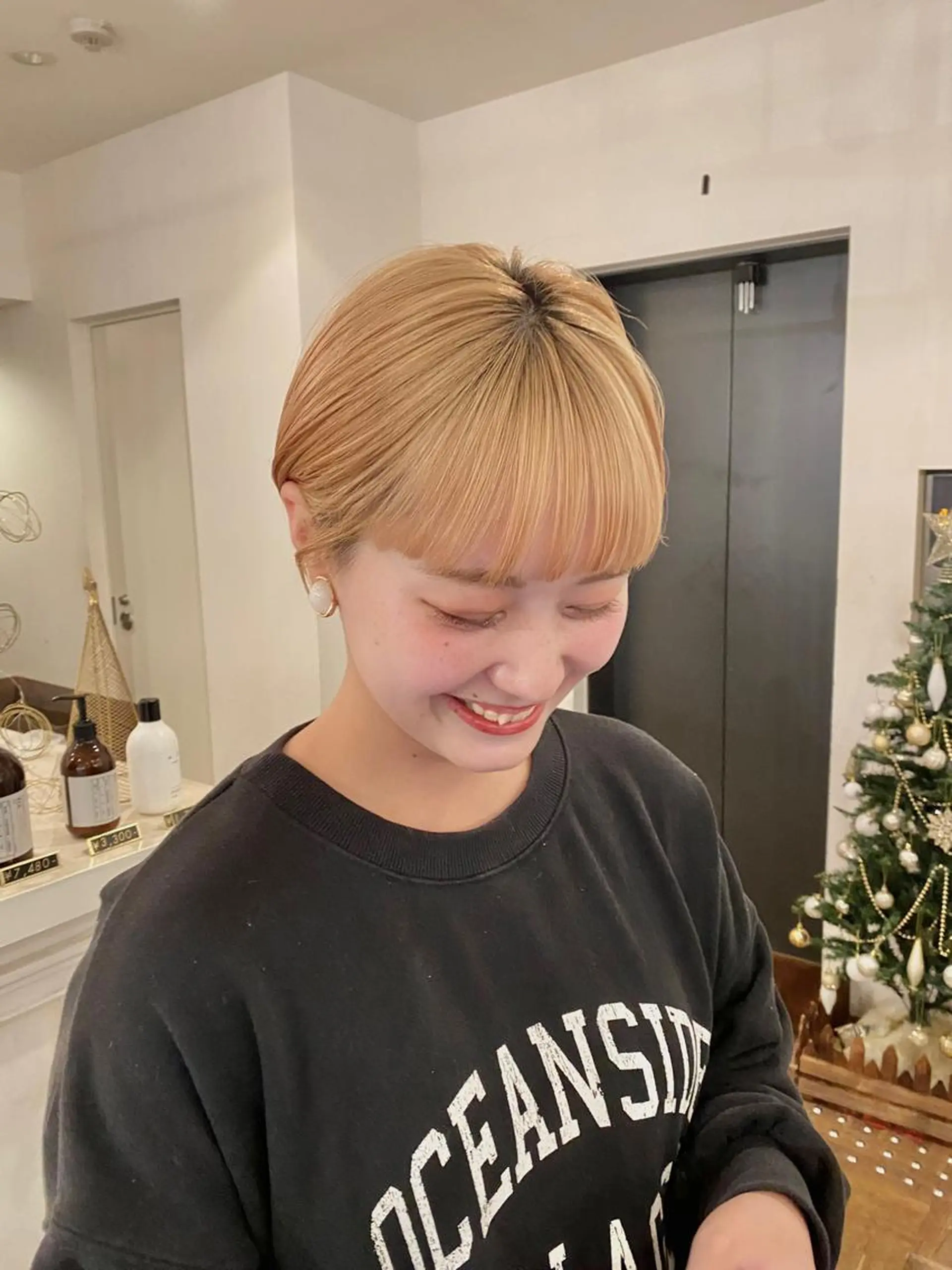 ショート カラー モモコ/ブリーチ/ ミルクティカラーのヘアスタイル