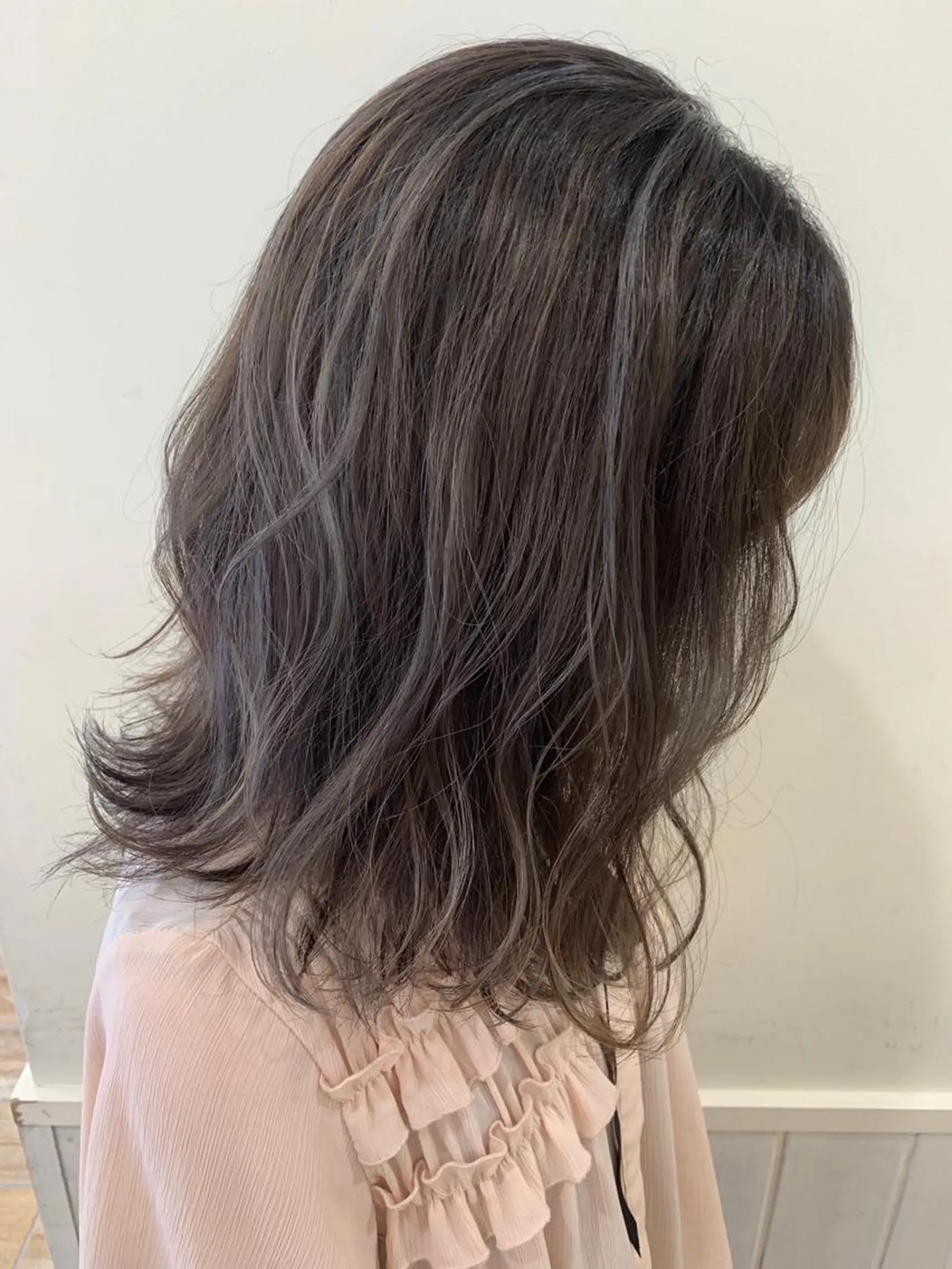 ミディアム カラー グレージュ ハイライトカラー ハイライト ヘアカラー トリートメント ぱつっとボブ/ 小野あかねのヘアスタイル