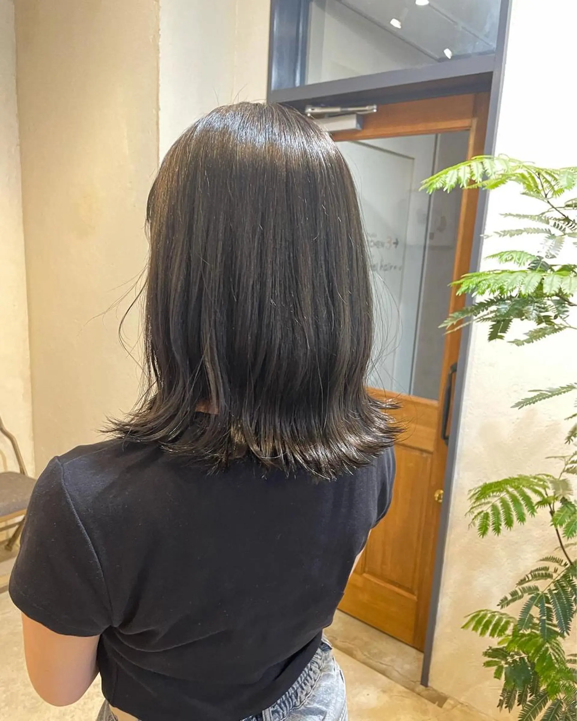 ミディアム カラー Takanishi くすみベージュカラーのヘアスタイル