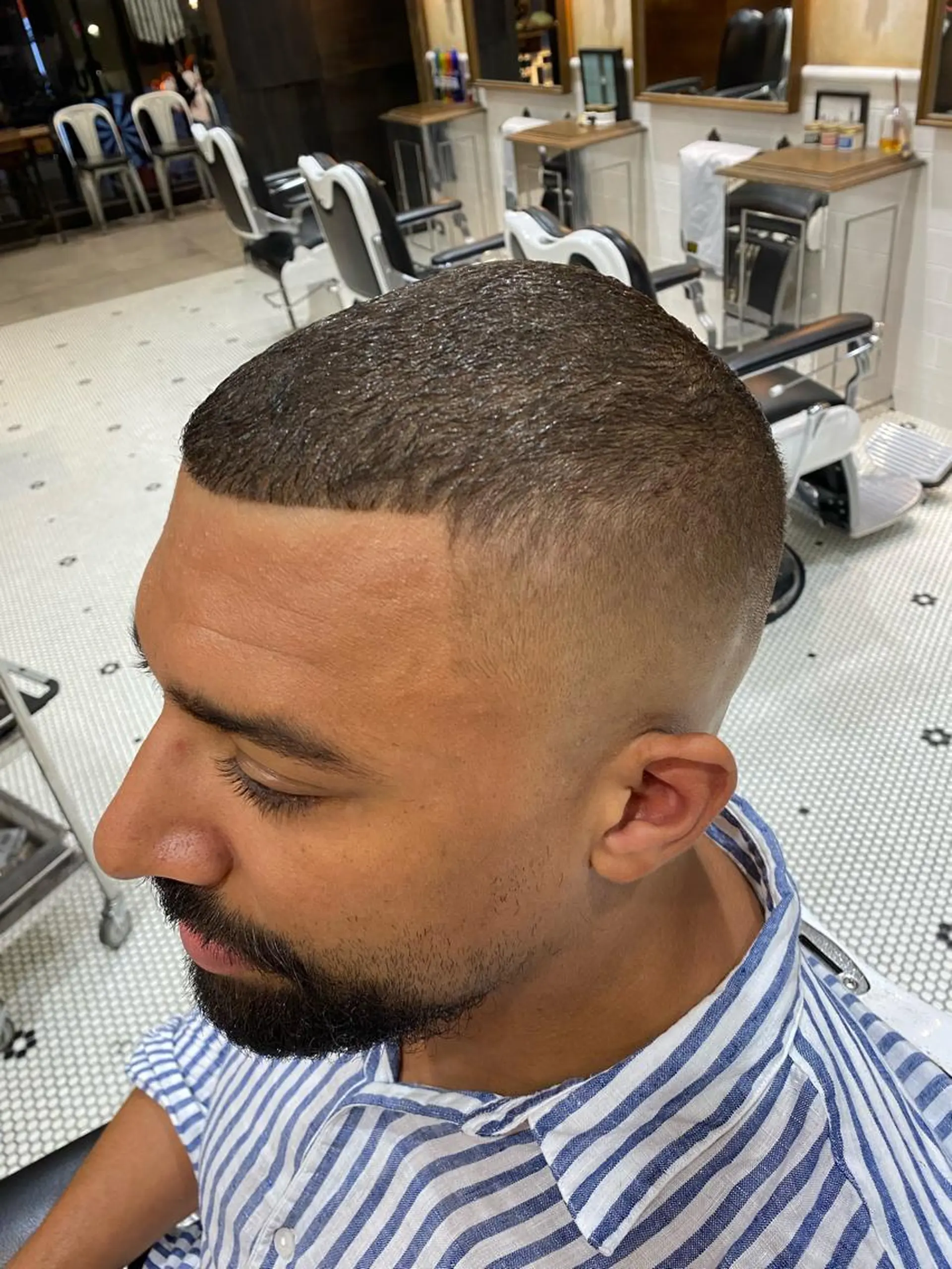 ショート パーマ メンズ フェードカット メンズパーマ スキンフェード カット パーマ 山﨑 愛也のヘアスタイル