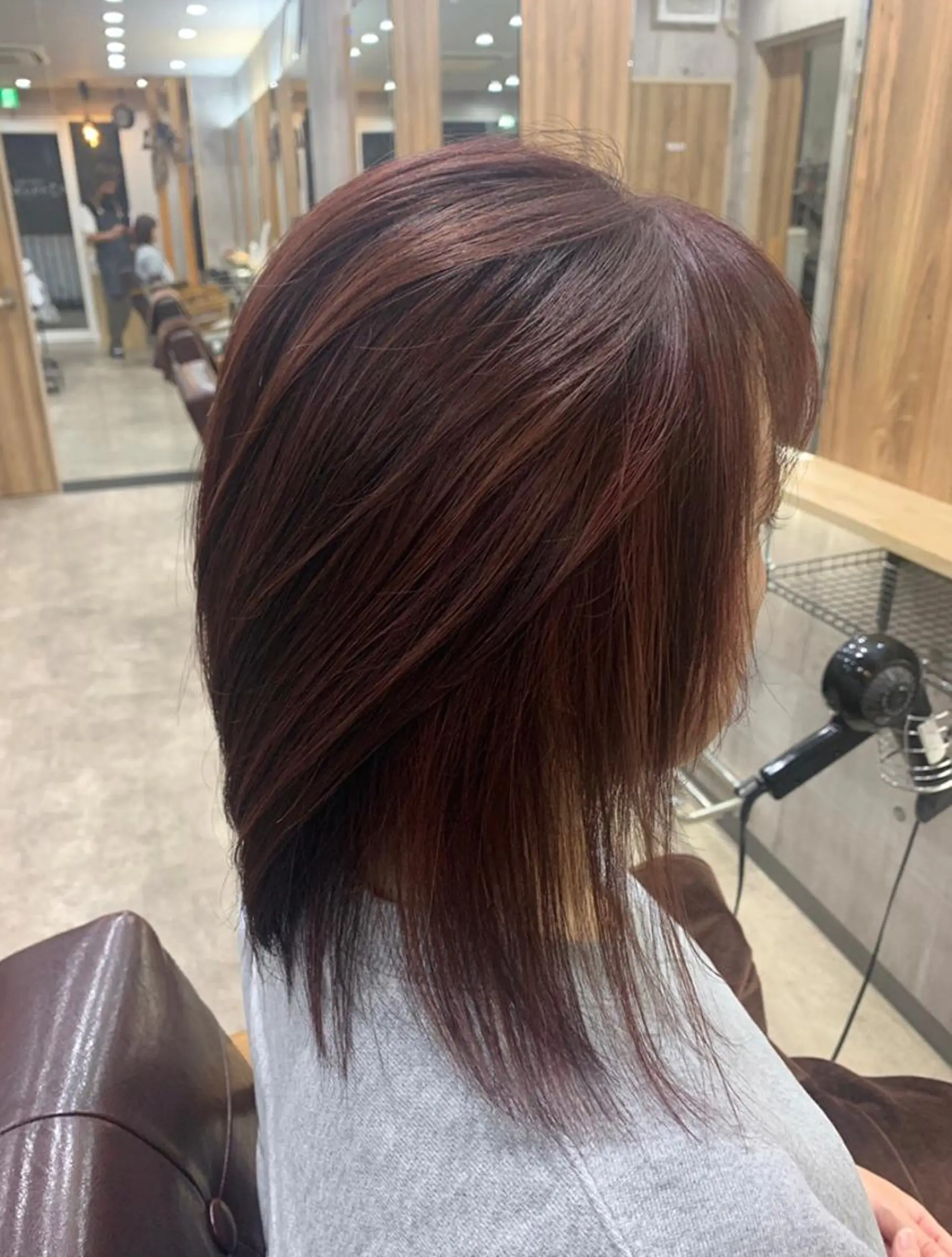 ミディアム カラー バレイヤージュ ブリーチ ケアブリーチ ダブルカラー イヤリングカラー ヘアカラー hair salon mementoのヘアスタイル