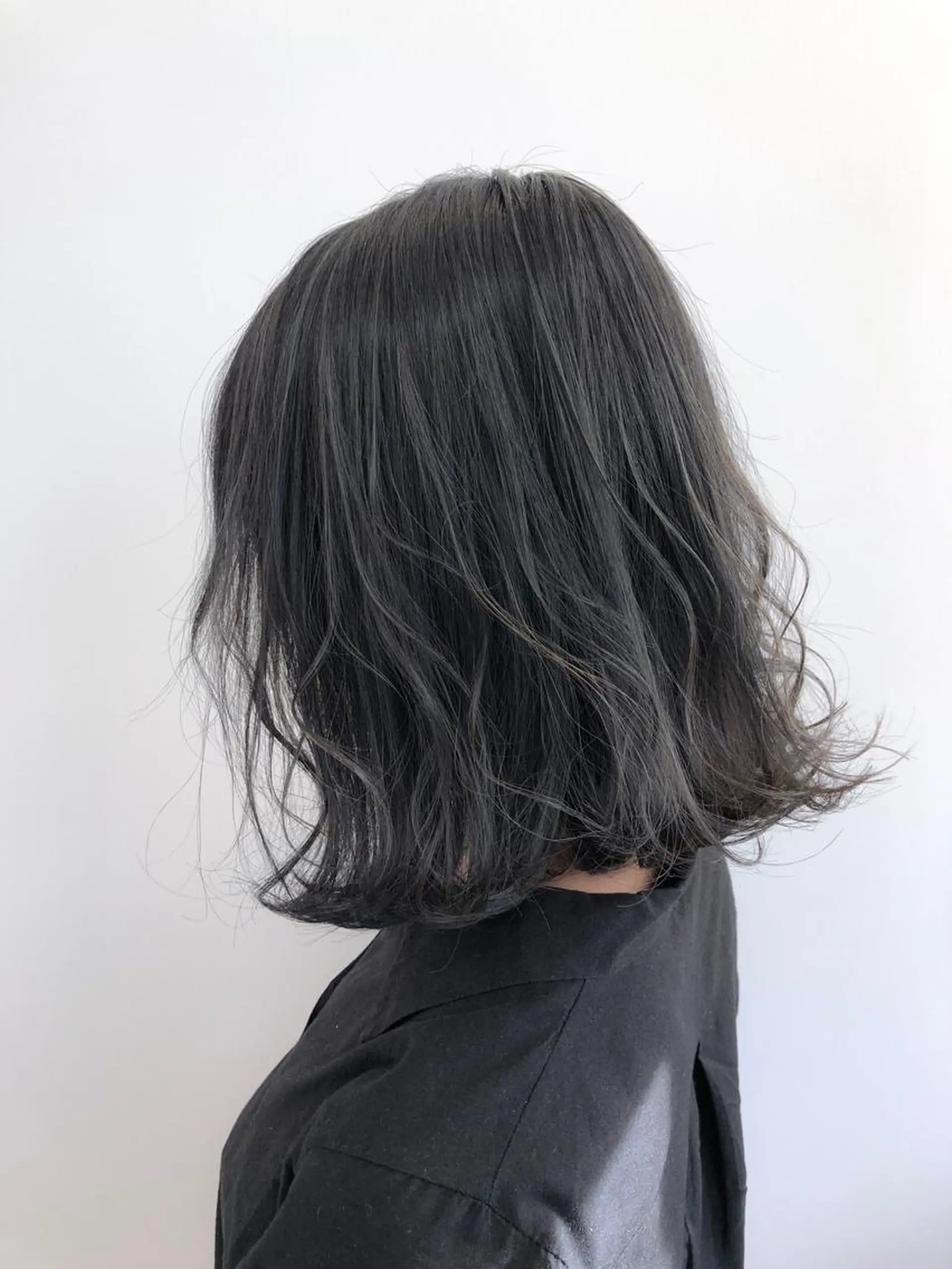 ミディアム カラー アッシュ アッシュグレー ハイライトカラー ハイライト 【透明感、艶髪】西村 有司のヘアスタイル