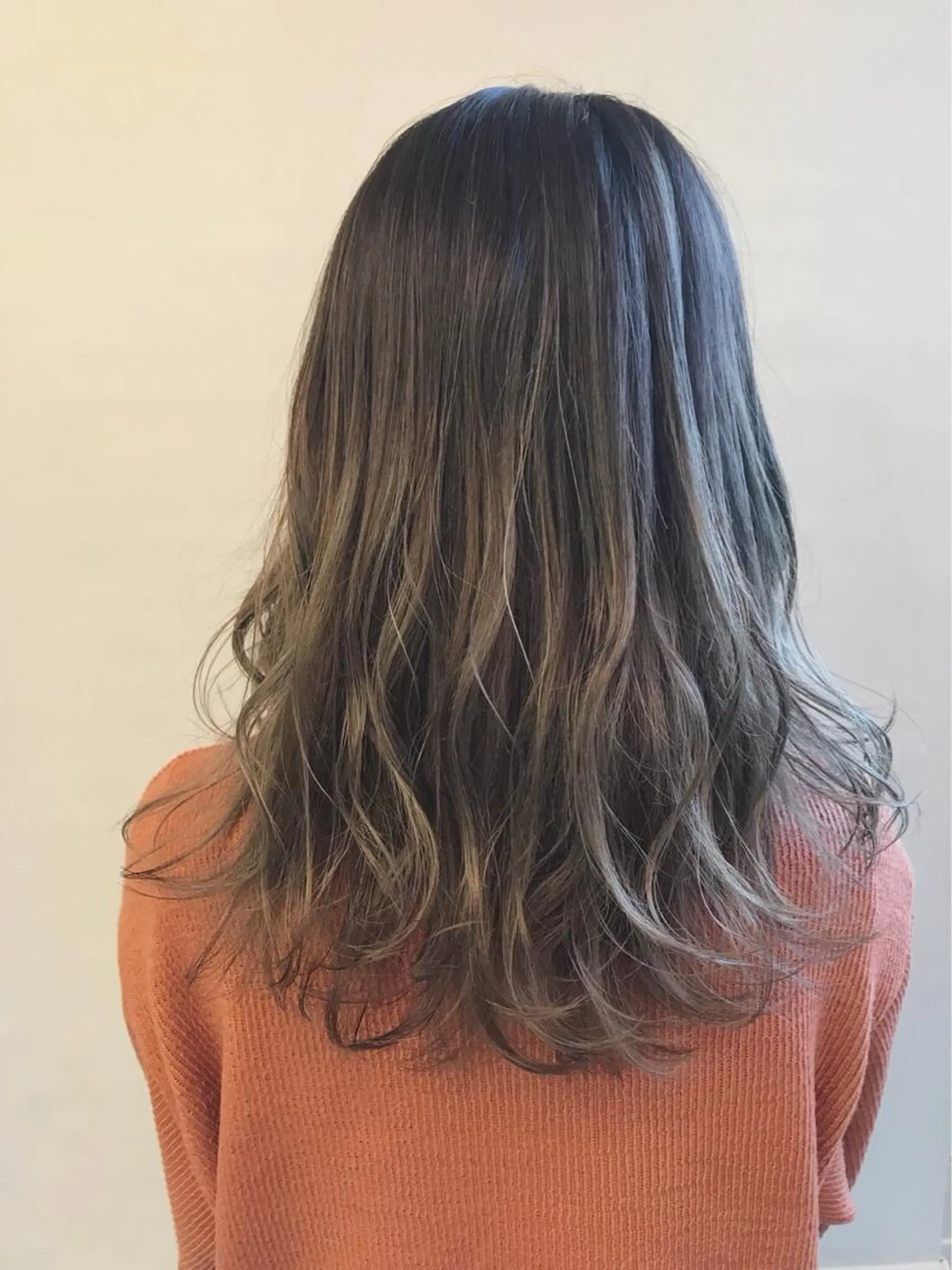 セミロング カラー ブリーチ グラデーションカラー カット ヘアカラー トリートメント ぱつっとボブ/ 小野あかねのヘアスタイル