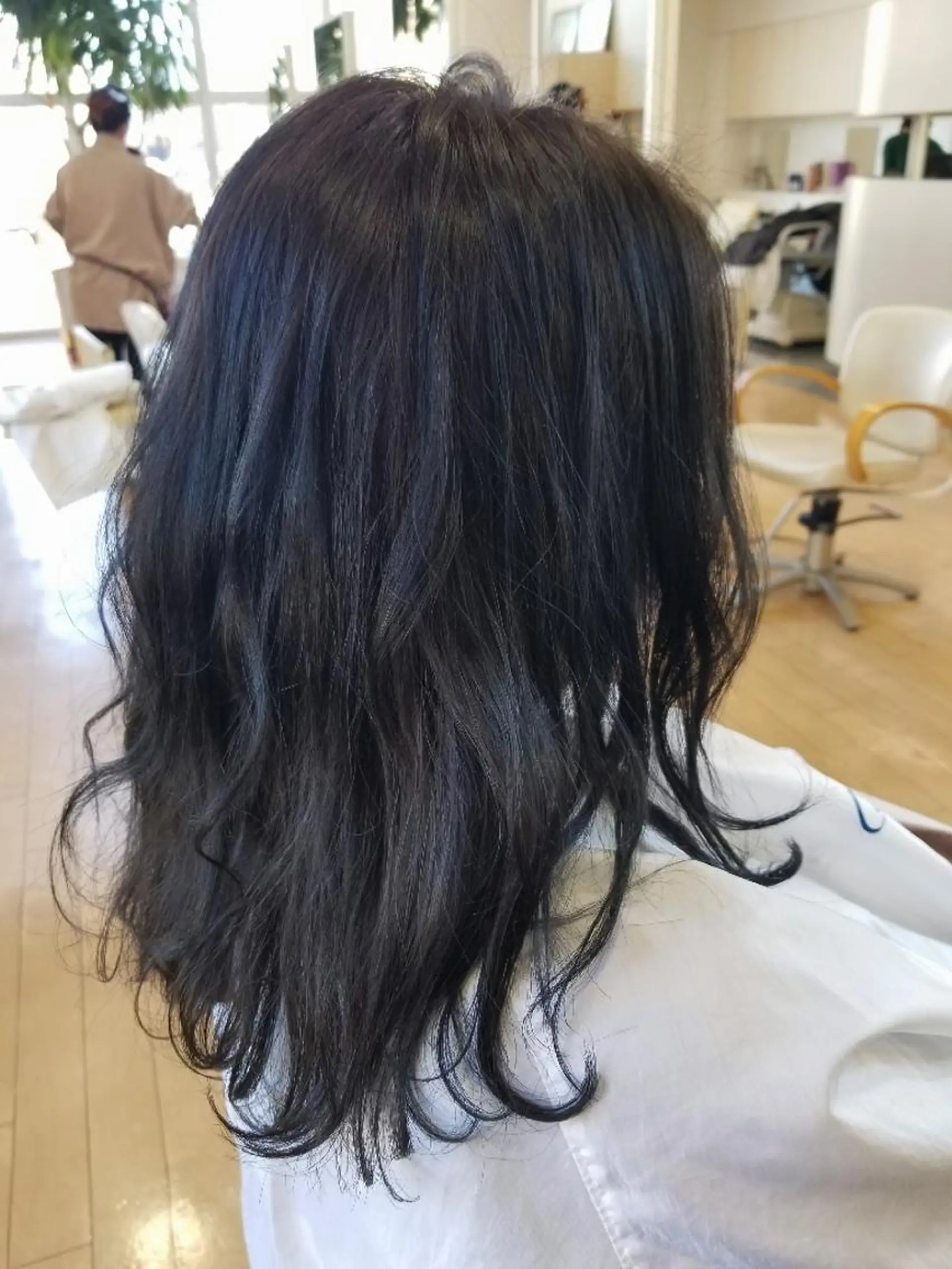 セミロング カラー 黒髪 ブルーカラー ブルーブラック 関口 友菜のヘアスタイル