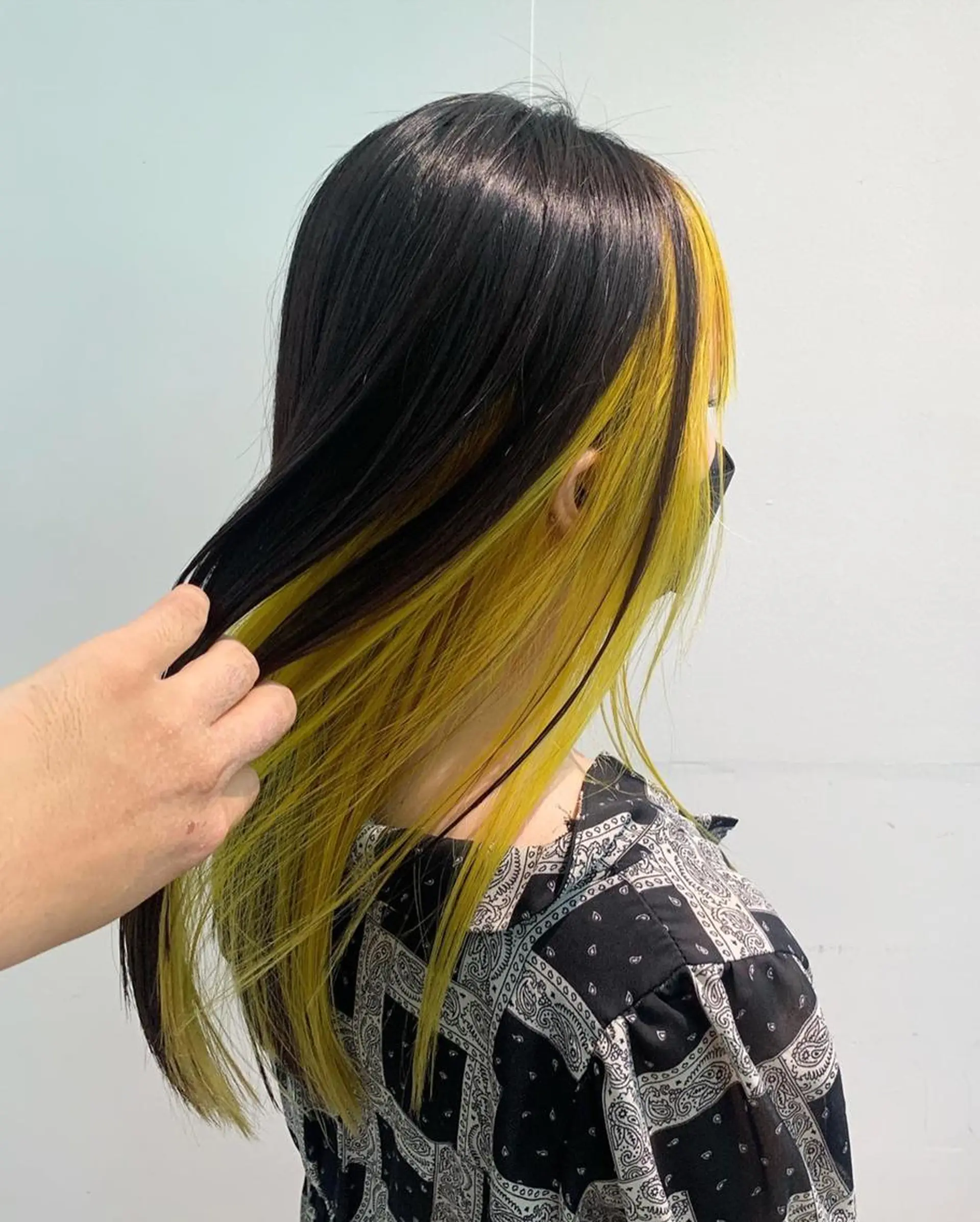 カラー ロング 黒髪 インナーカラー イエローカラー ayano/天神 ハイトーン/ブリーチのヘアスタイル