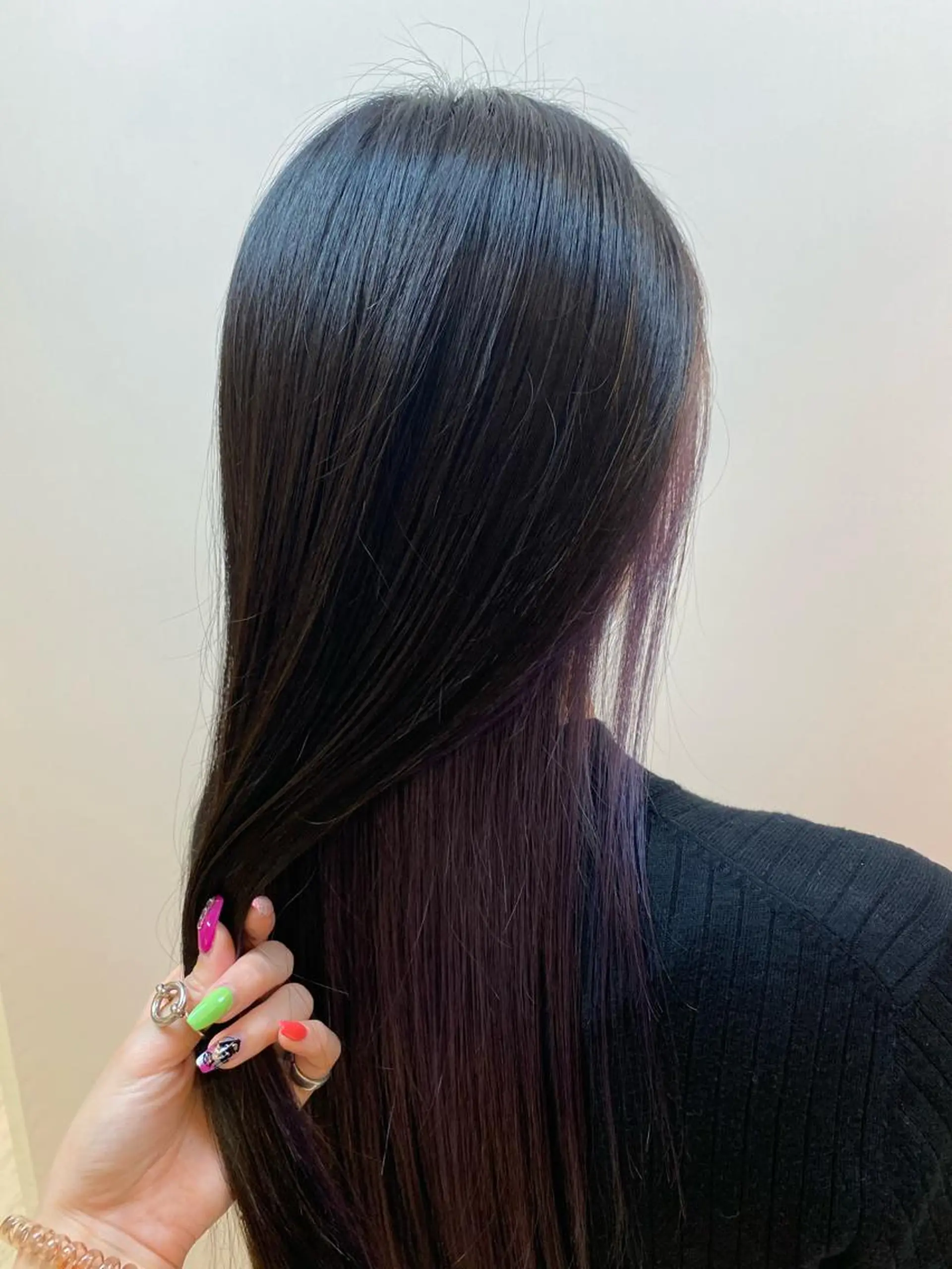 ロング カラー イルミナカラー インナーカラー パープルカラー 小顔レイヤー/ ベージュ🤍Rieのヘアスタイル