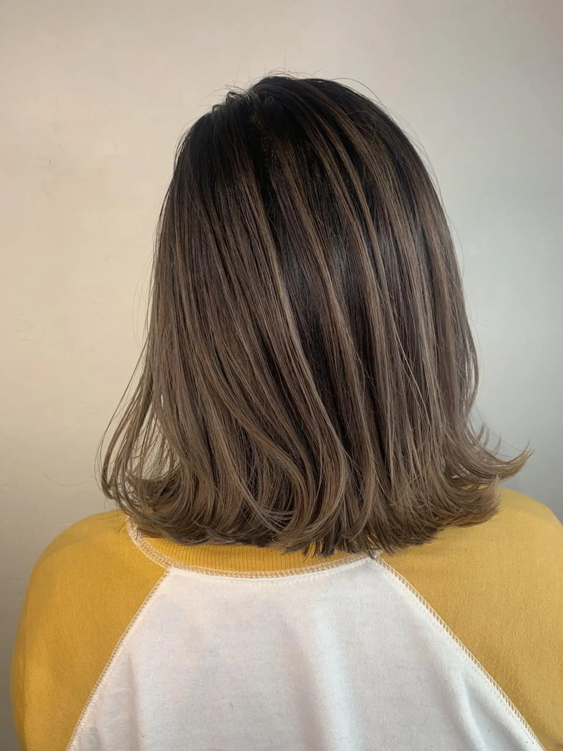 ミディアム ＿WHITE鳳店 アンダーバーホワイトのヘアスタイル