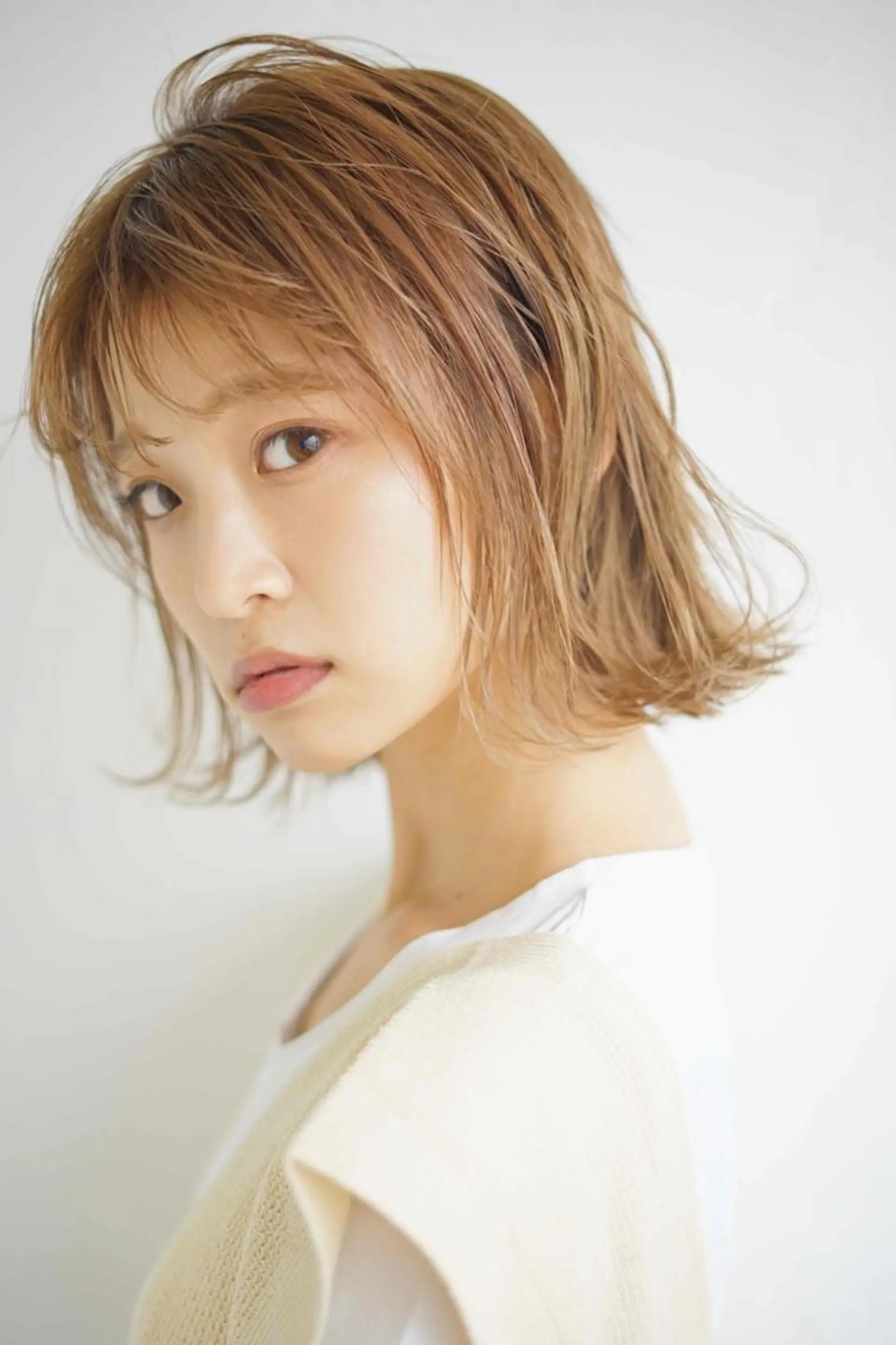 ミディアム カラー ブリーチ デザインカラー イヤリングカラー ハイライトカラー ボブ 前田 裕介のヘアスタイル