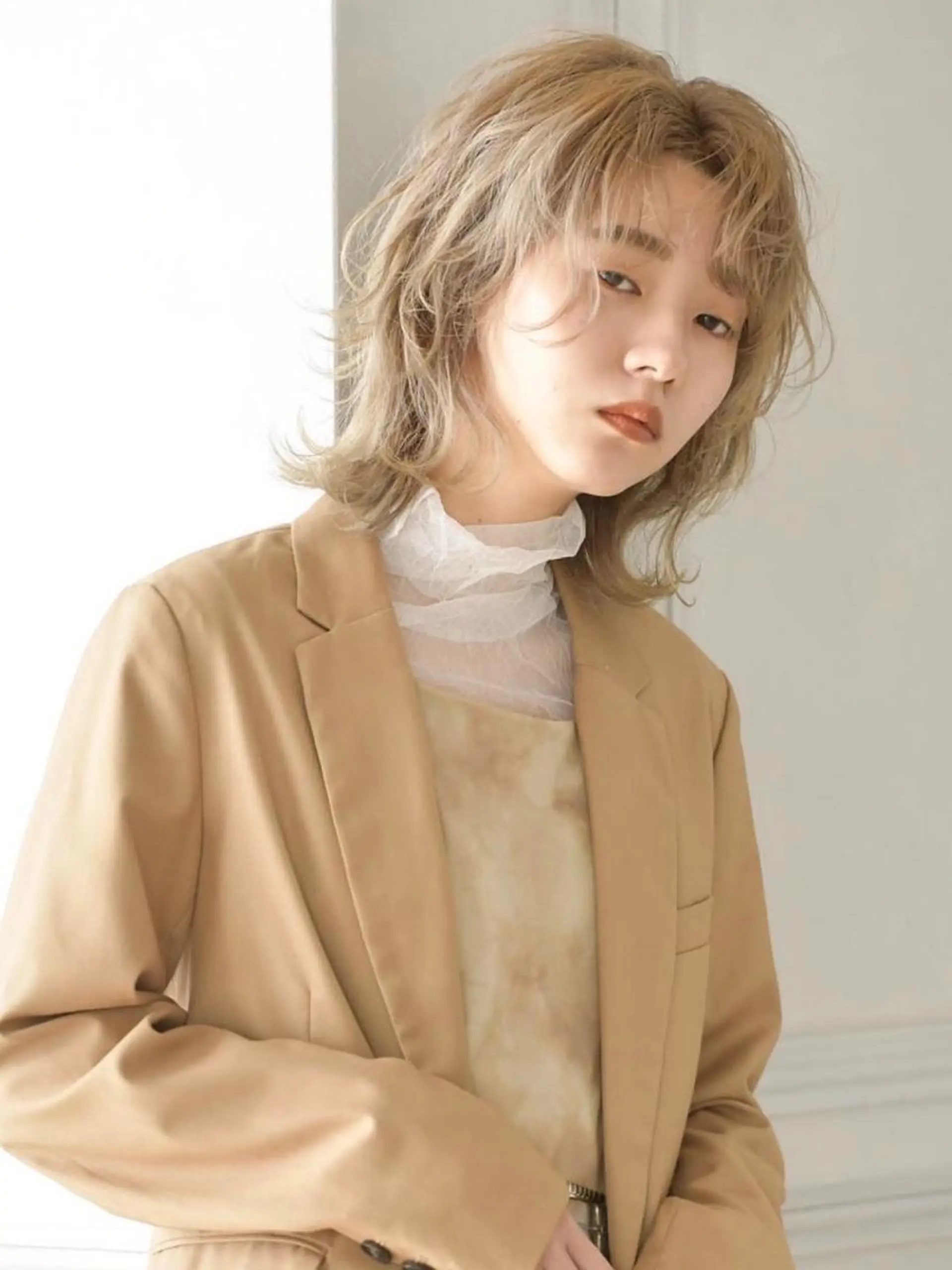 ミディアム カラー ベージュカラー ブリーチ ハイトーンカラー ホワイトベージュ ウルフカット カット ヘアカラー トリートメント ウルフレイヤーカット /チヒロのヘアスタイル