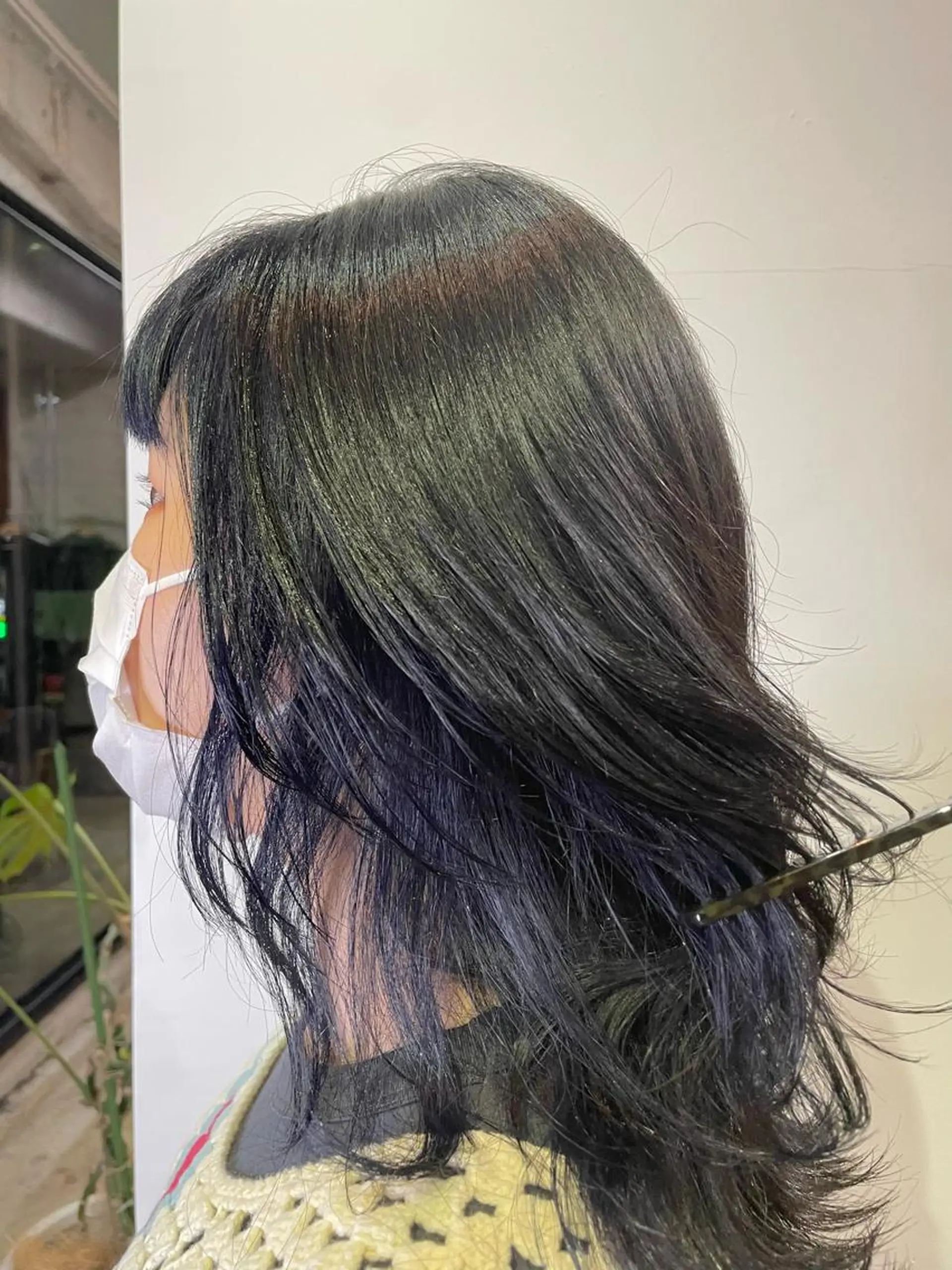 ミディアム カラー 黒髪 ブリーチ ブルーカラー ブルーブラック インナーカラー ヘアカラー トリートメント MAUVE MIYUのヘアスタイル