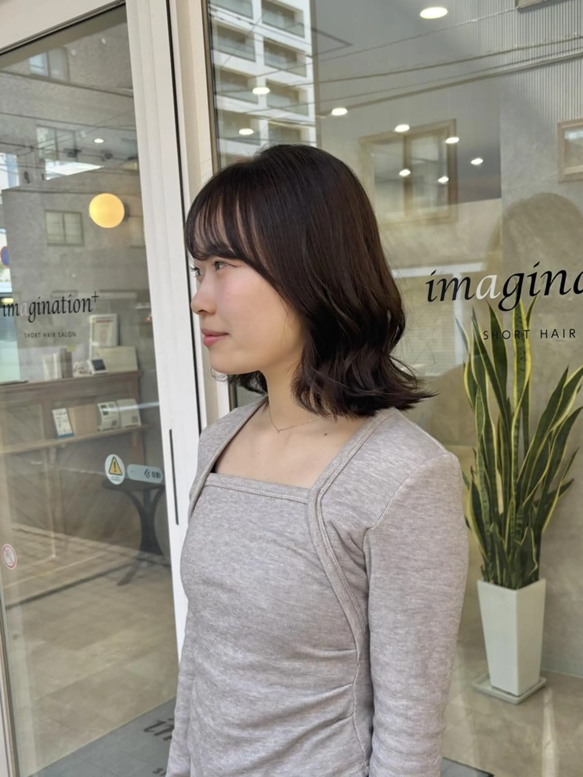 ミディアム カラー ブリーチ 透明感カラー グレージュ ブリーチなしカラー 外ハネヘア ヘアカラー トリートメント 韓国ヘアケアブリーチ 莉奈のヘアスタイル
