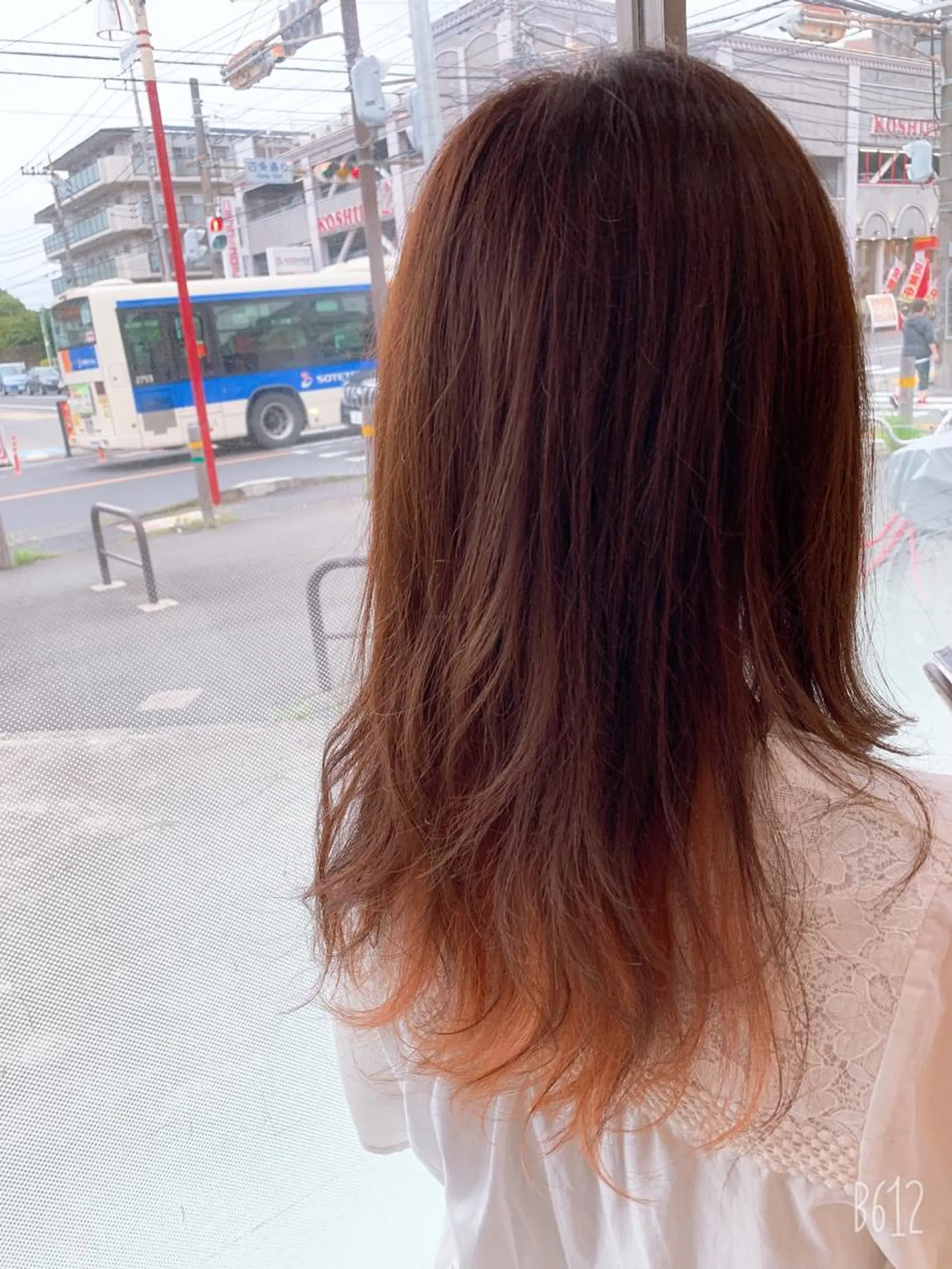 セミロング カラー オレンジ 白髪ぼかしハイライト 柳川拓哉のヘアスタイル