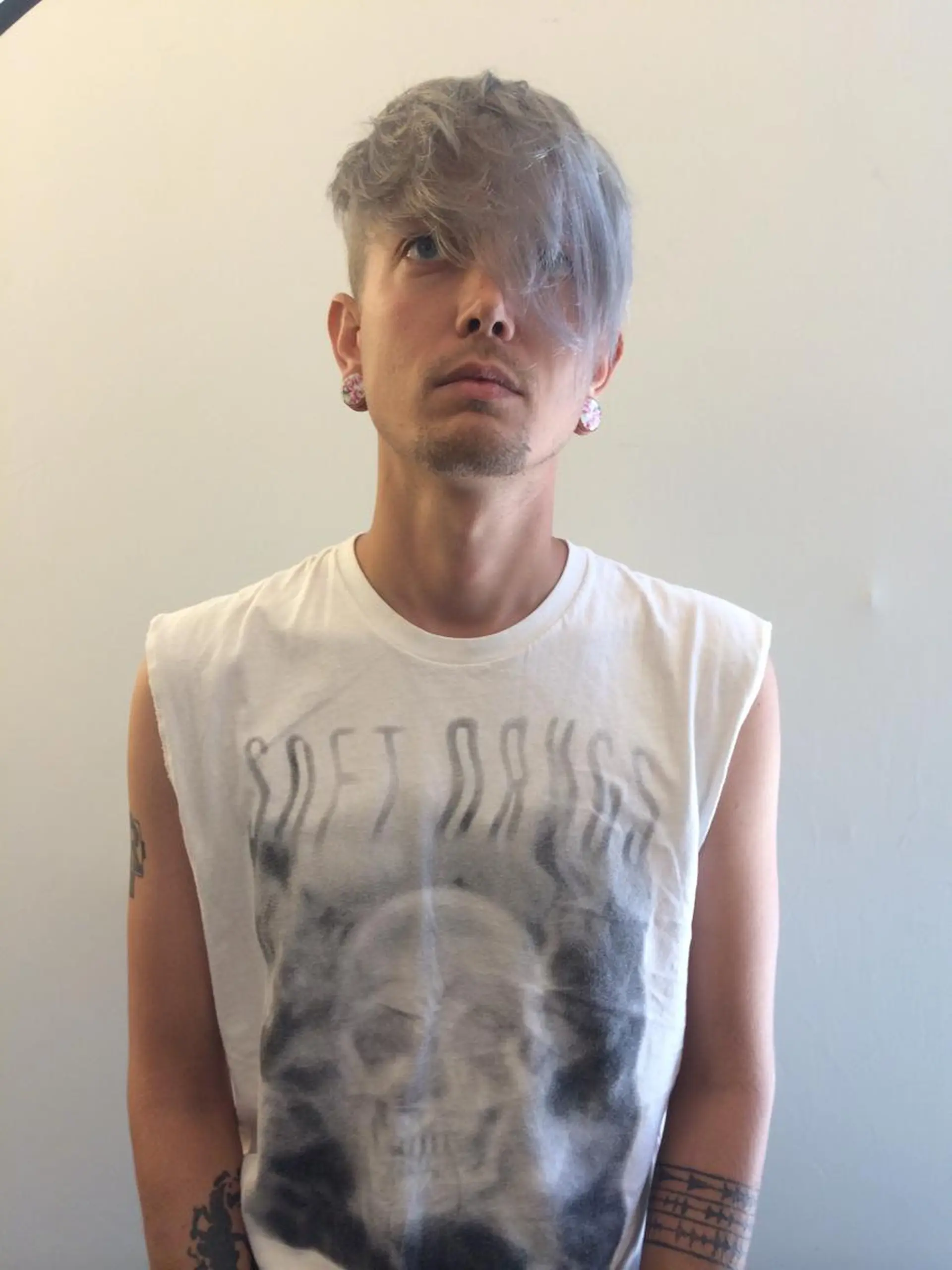 カラー シルバー ホワイトシルバー 皆巳 達郎のヘアスタイル