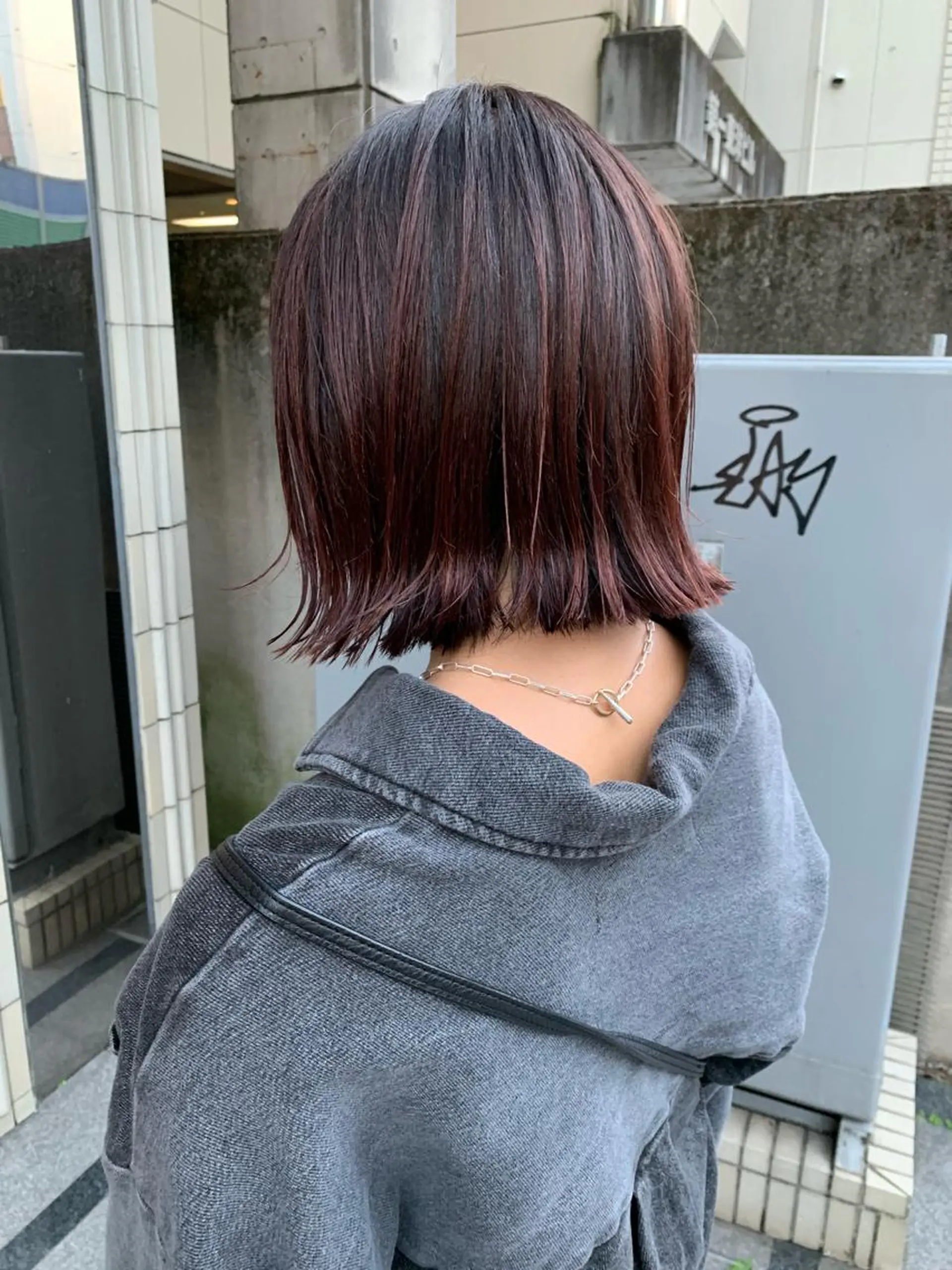 ミディアム カット ヘアカラー SAKINO． ベージュカラーのヘアスタイル