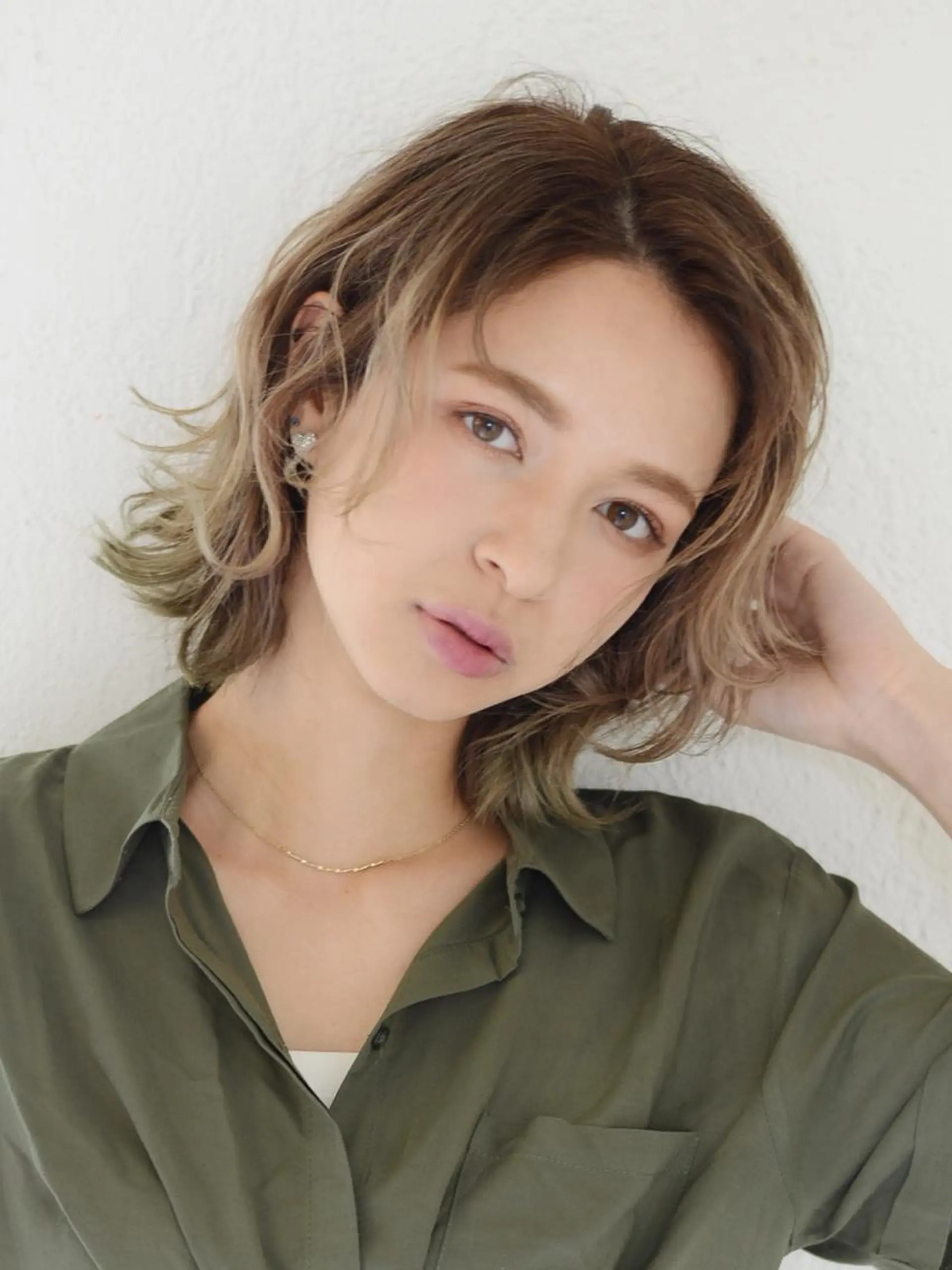 ミディアム カット ヘアカラー 岡本 尚晃のヘアスタイル
