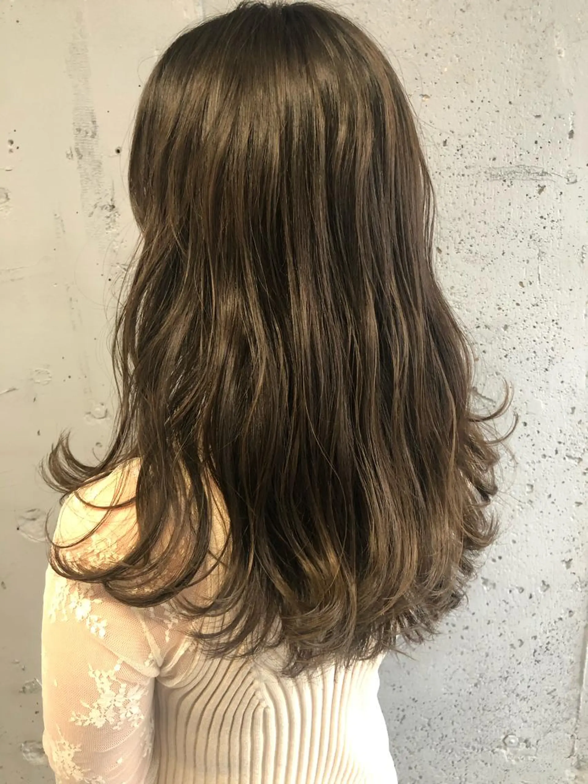 ロング カラー アッシュ 顔まわりレイヤー デザインカットのヘアスタイル