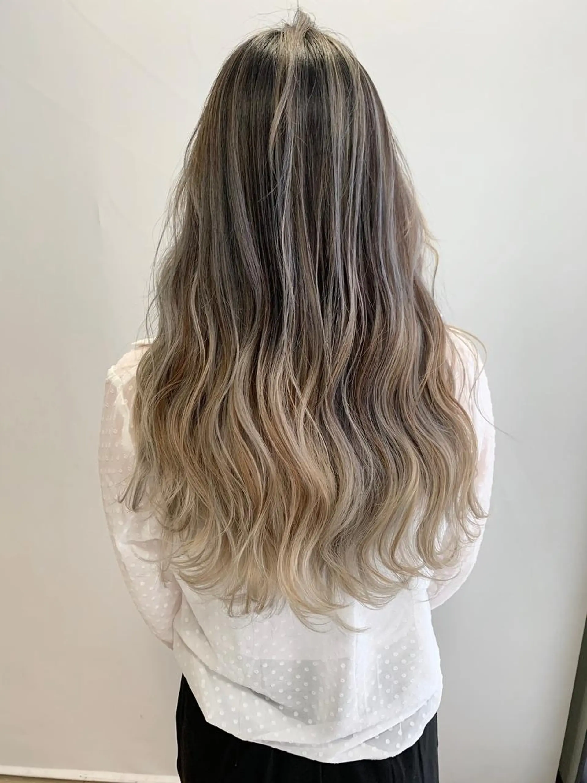 カラー ヘアアレンジ ロング パーマ シールエクステ アッシュ バレイヤージュ ベージュカラー ブリーチ ハイトーン カラーのヘアスタイル