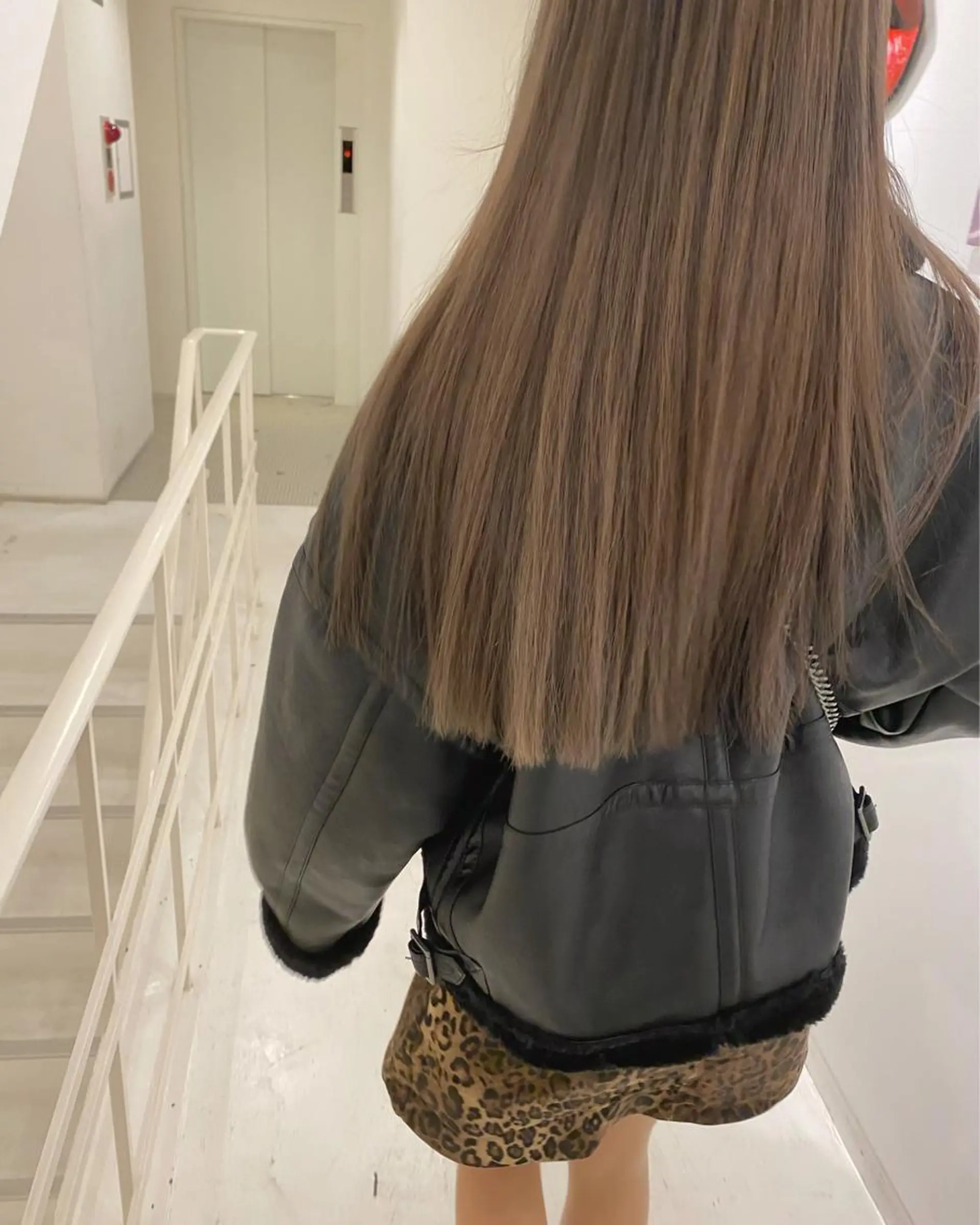 ロング カラー ヘアアレンジ ベージュカラー ハイトーンカラー ハイトーンベージュ ヘアカラー トリートメント みやけ ひなのヘアスタイル