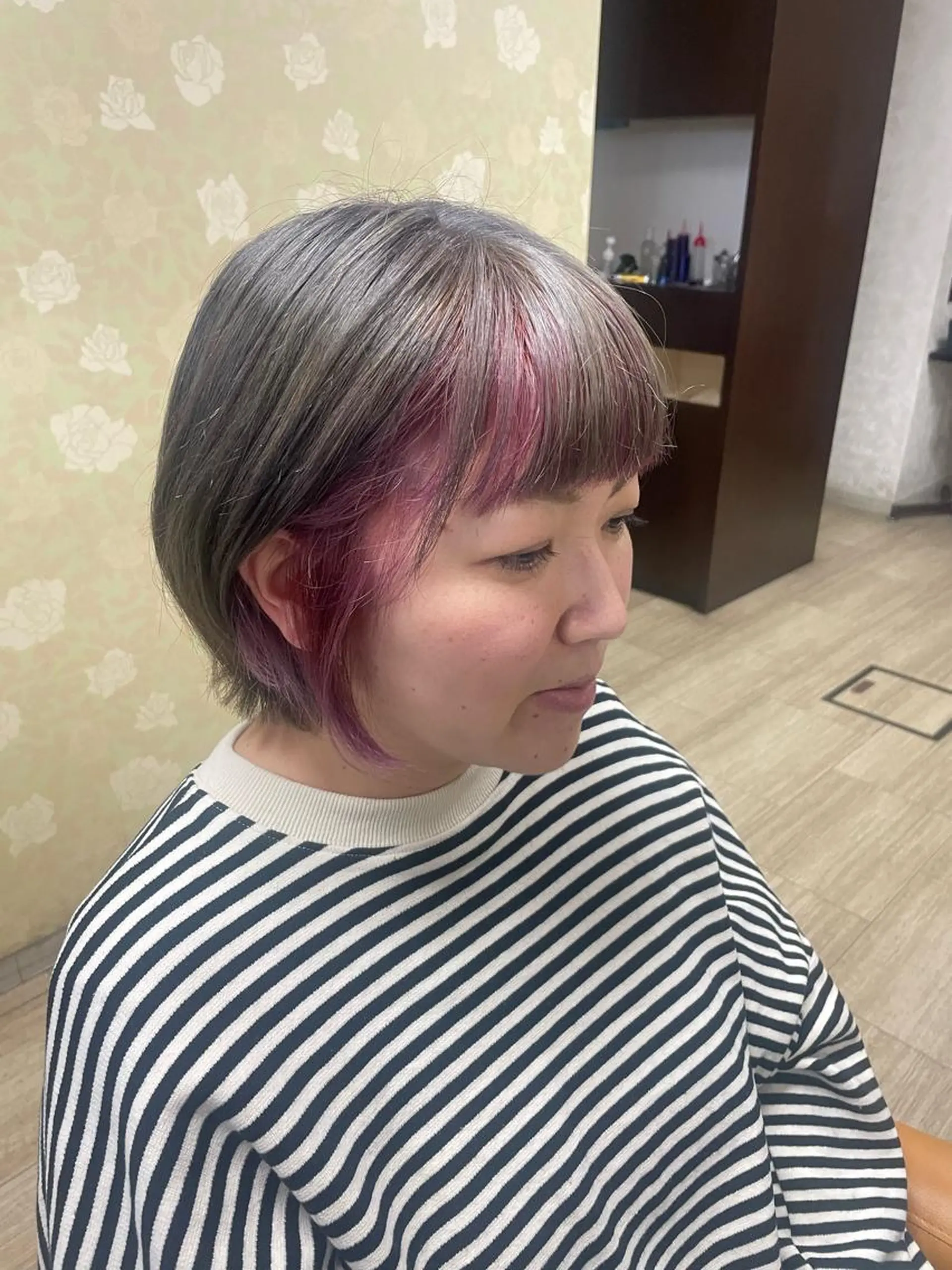ショート カラー ピンクカラー シルバー 徳留 もも花のヘアスタイル