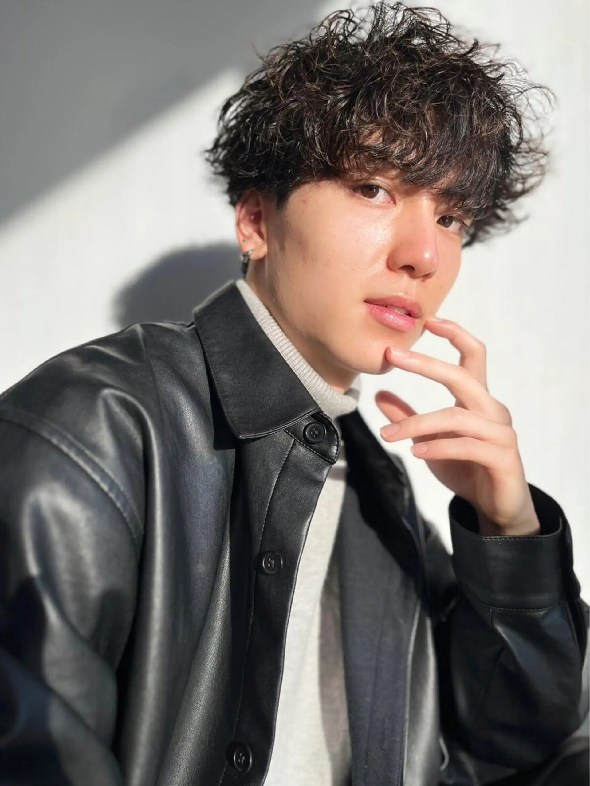 ミディアム パーマ メンズ ミディアムパーマ メンズバレイヤージュ メンズブリーチ センターパート メンズハイライト ☀️Luana☀️ 公式/大通のヘアスタイル