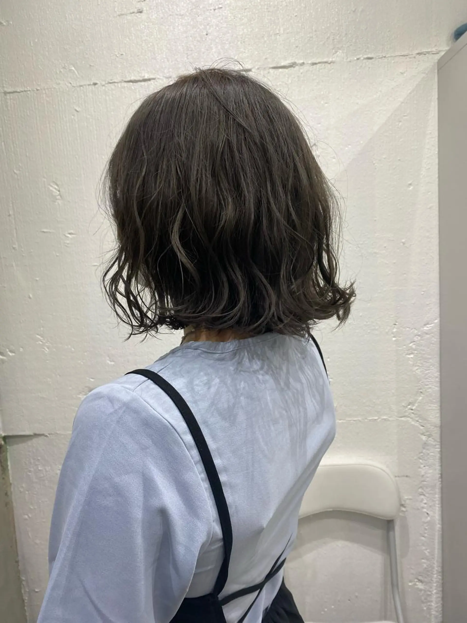 ミディアム カラー ヘアアレンジ 切りっぱなしボブ ミディアムパーマ アッシュ アッシュグレー バレイヤージュ ササキカズマ〻透明感 〻色落ち〻赤み消しのヘアスタイル