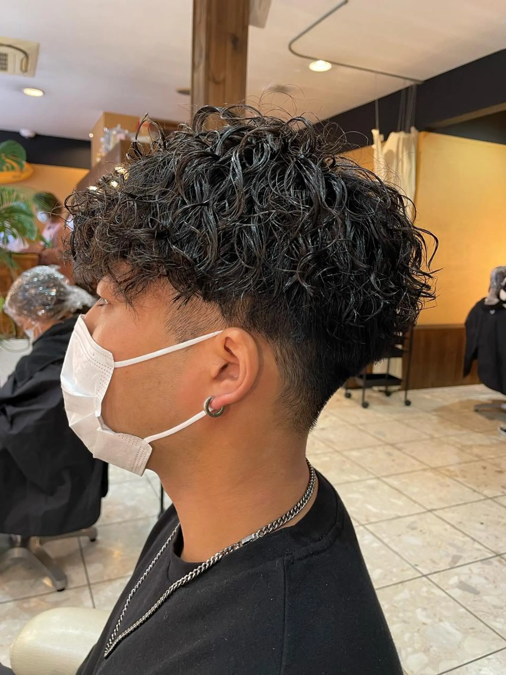 ショート パーマ メンズ メンズパーマ スパイラルパーマ カット パーマ 飯泉/メンズカラー ツイスパ/メッシュのヘアスタイル