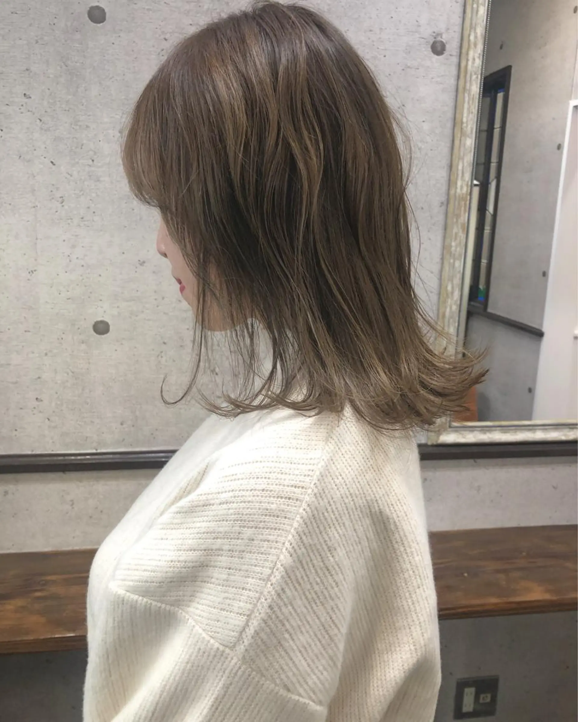 セミロング カラー アッシュ ハイトーンカラー カット ヘアカラー 江原 彩華のヘアスタイル