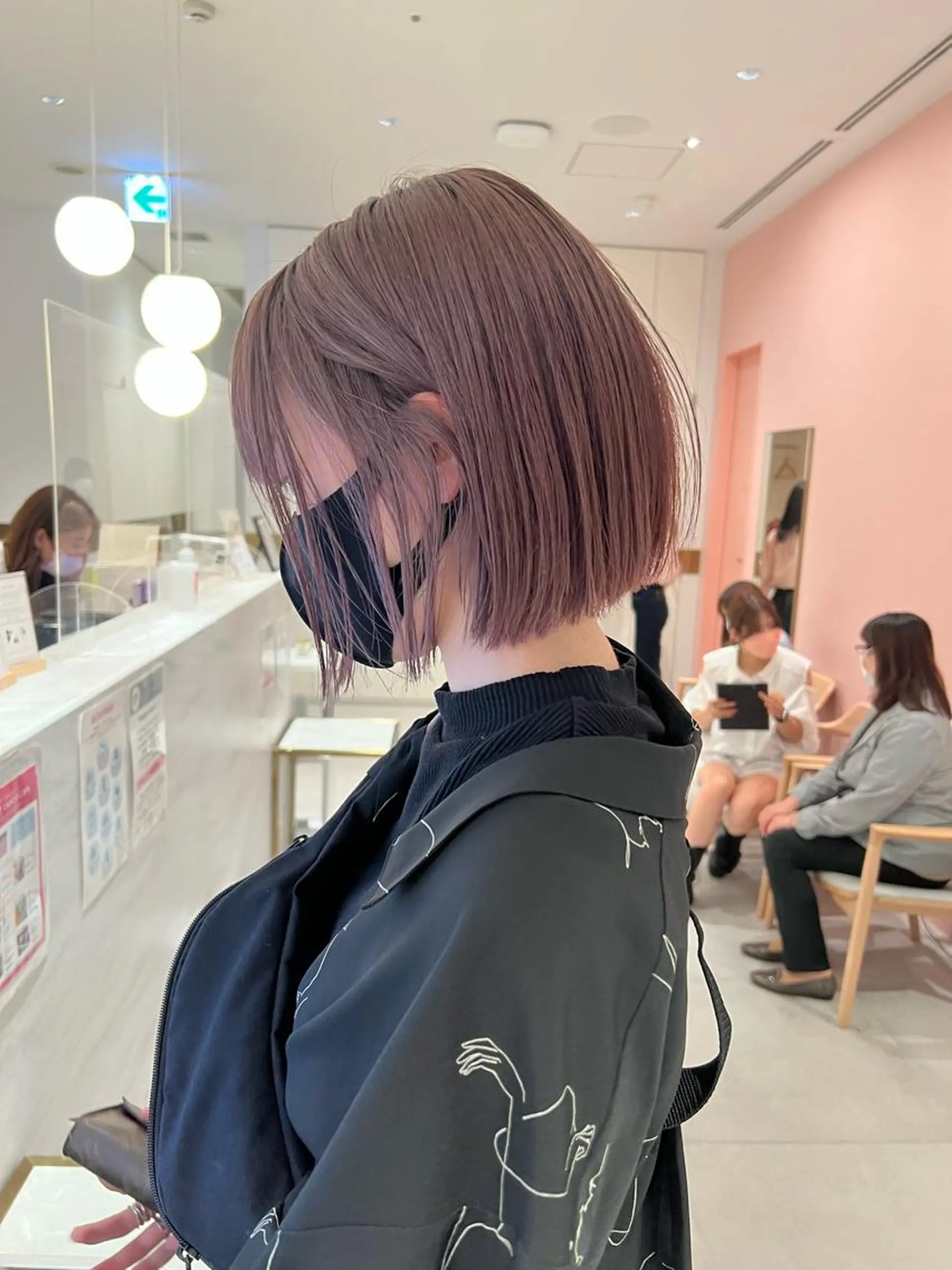 ショート カラー 切りっぱなしボブ 前下がりボブ ブリーチ グレージュ イルミナカラー カット ヘアカラー トリートメント レイヤー専門家 ダブルカラー修のヘアスタイル