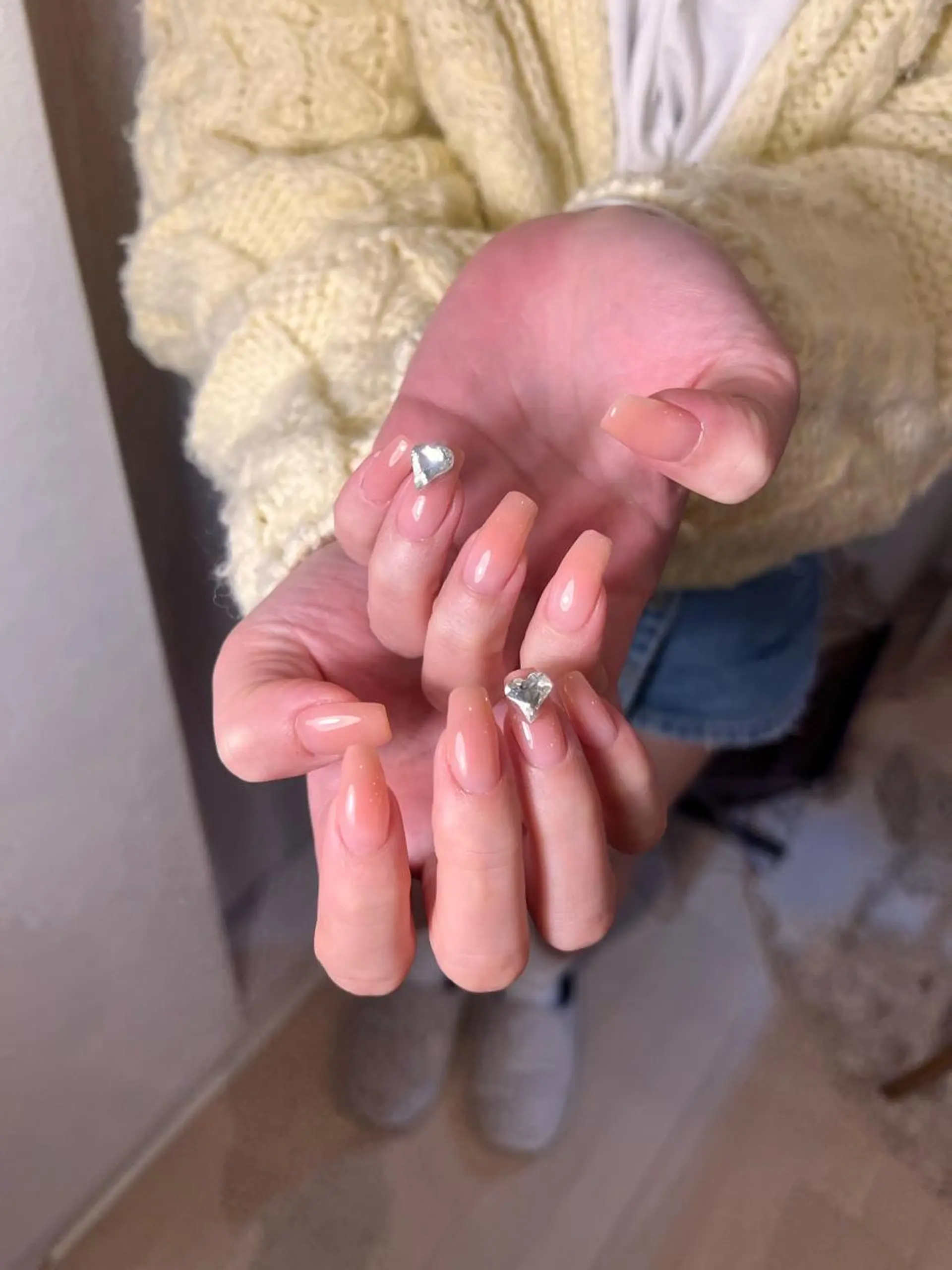 セミロング ネイル ハート ハンドネイル 𝐞𝐚𝐜𝐡 nanami🩰のネイルデザイン