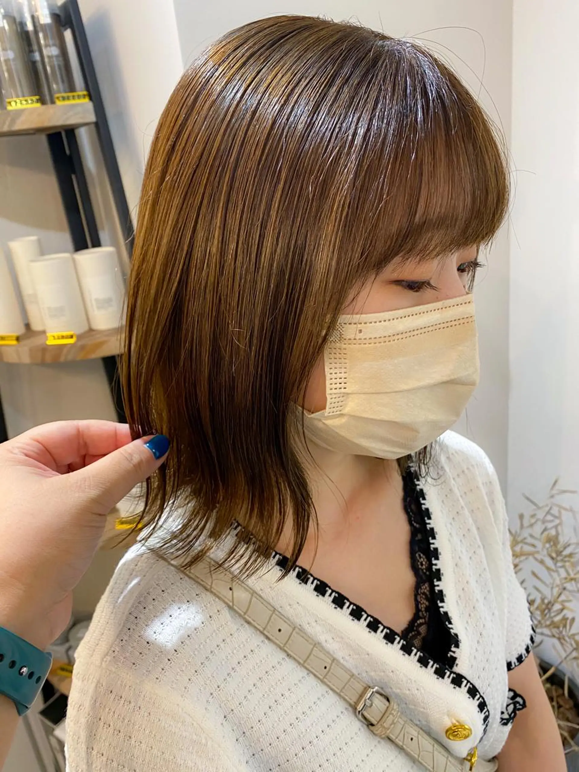 ミディアム カラー ベージュカラー 外ハネヘア louwe 武藤幸世のヘアスタイル