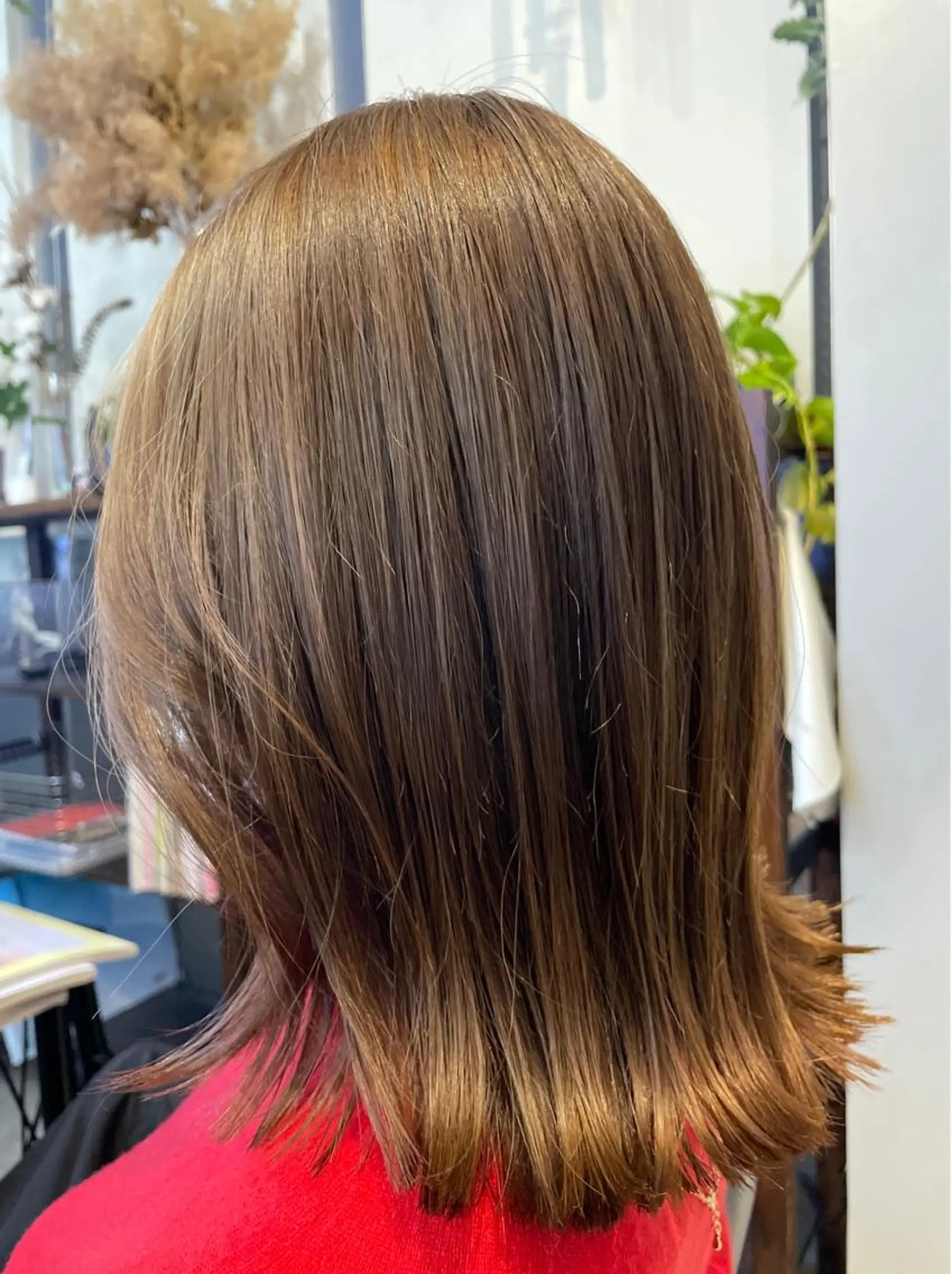 ミディアム カラー ベージュカラー ブリーチ オリーブベージュ 外ハネヘア カット ヘアカラー ブリーチなし透明感 タケザワミキのヘアスタイル