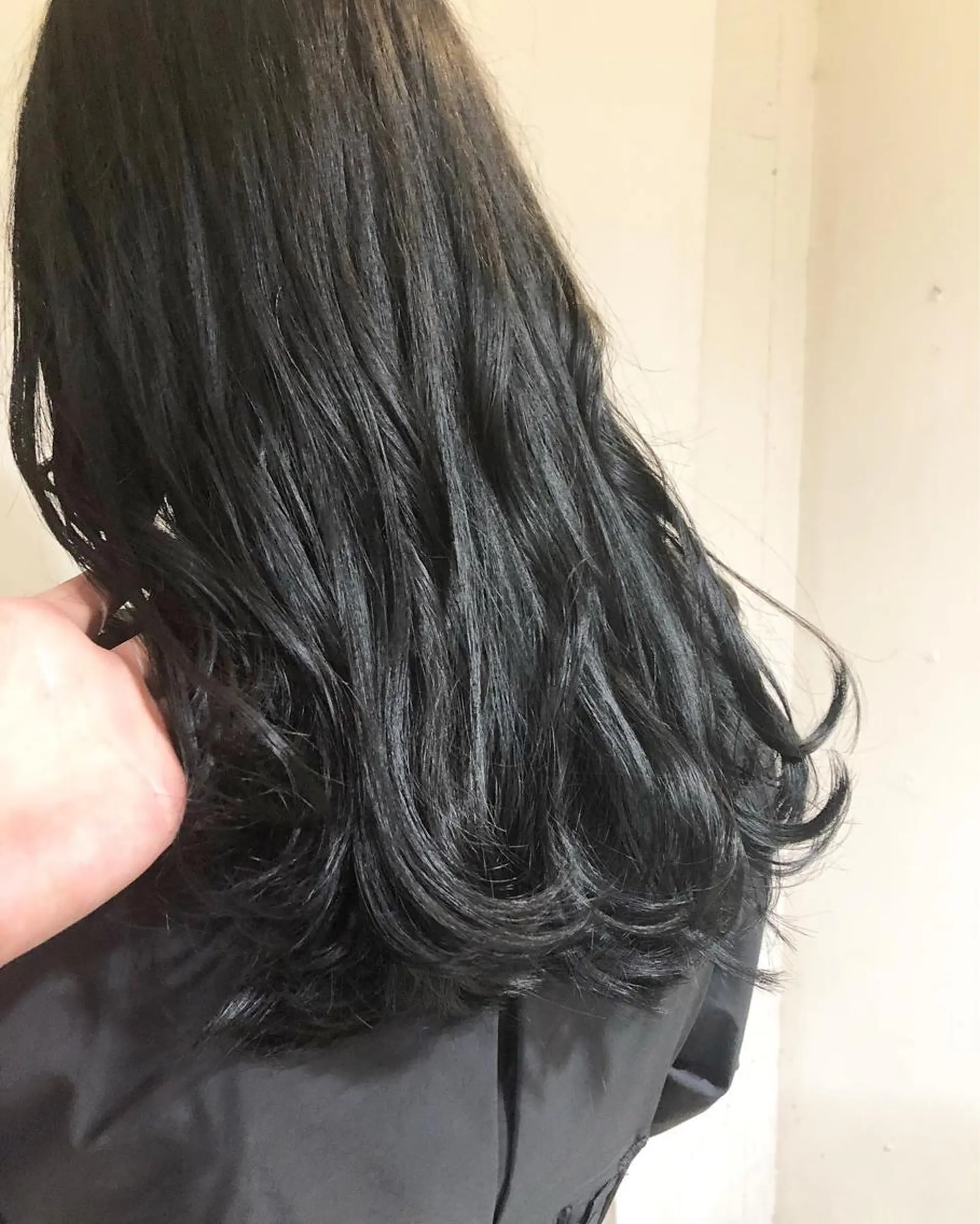 ロング カラー ヘアアレンジ 黒髪 ブルーカラー ブルーブラック ヘアカラー トリートメント メンズ特化✂️栗原 侑也のヘアスタイル