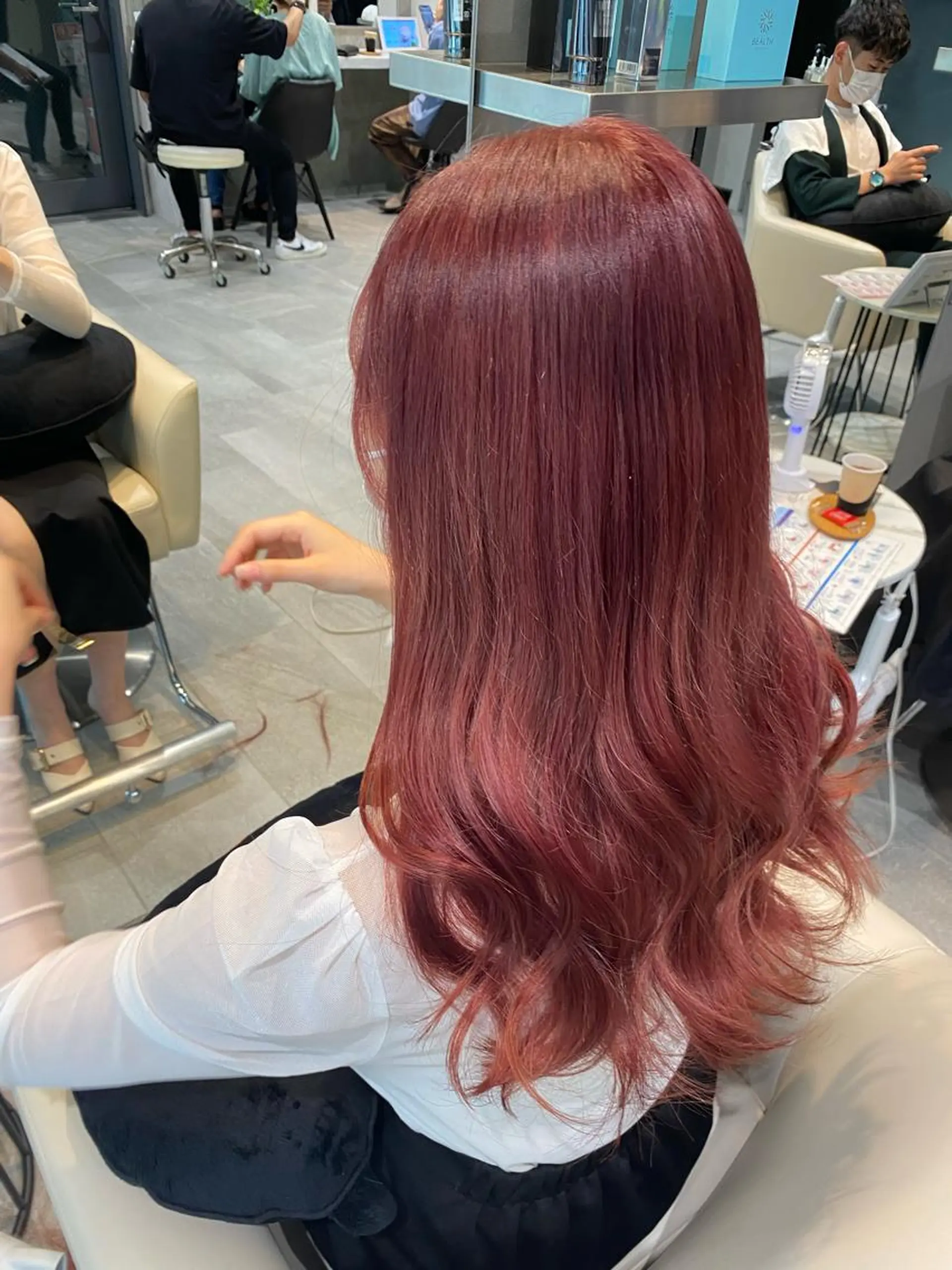ロング まひろ エクステ／ハイトーンのヘアスタイル