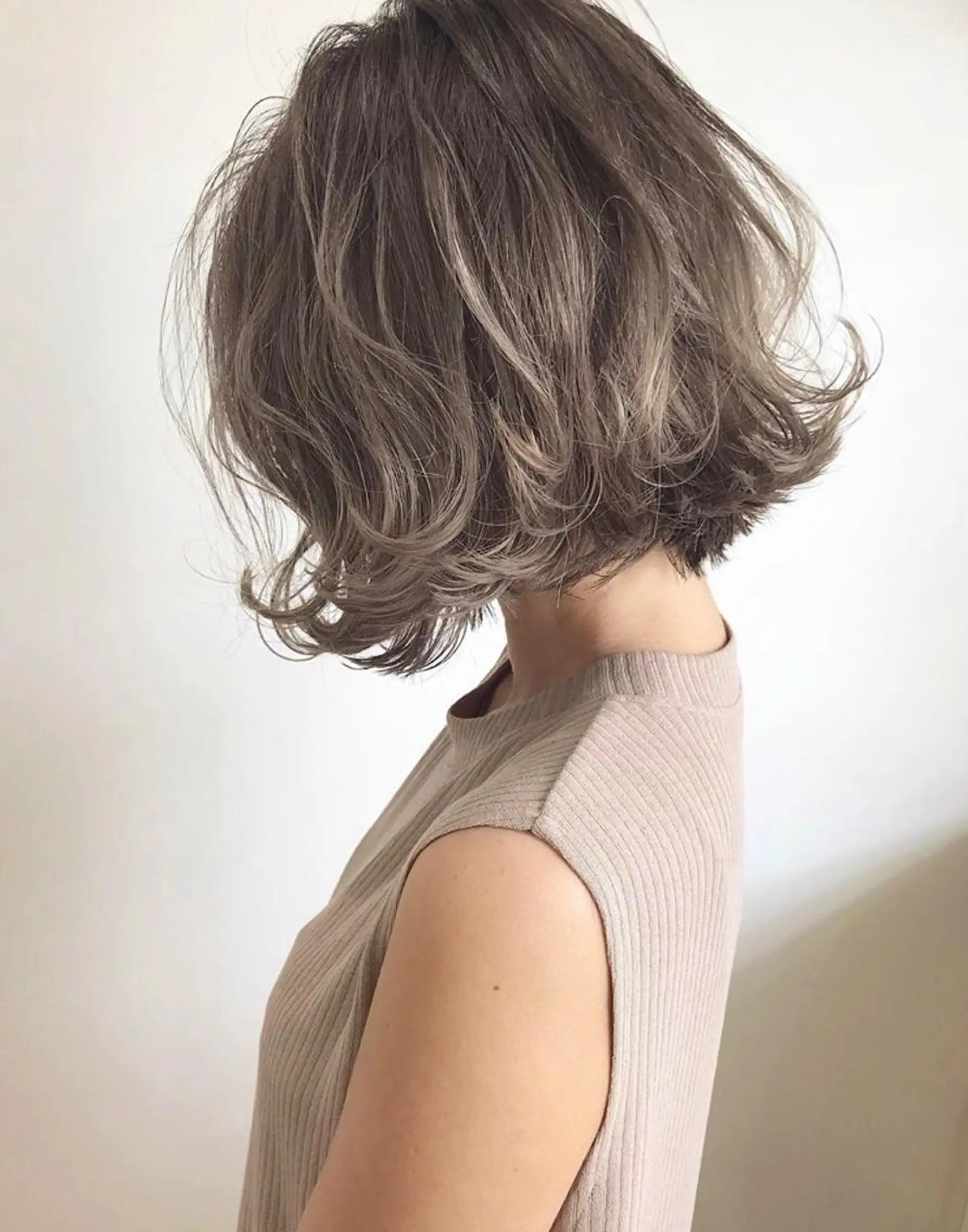 ショート カラー グラデーションカラー グレージュ ハイライトカラー ハイライト カット ヘアカラー トリートメント ケア剤オタク×海外 ヘア長谷川裕起のヘアスタイル