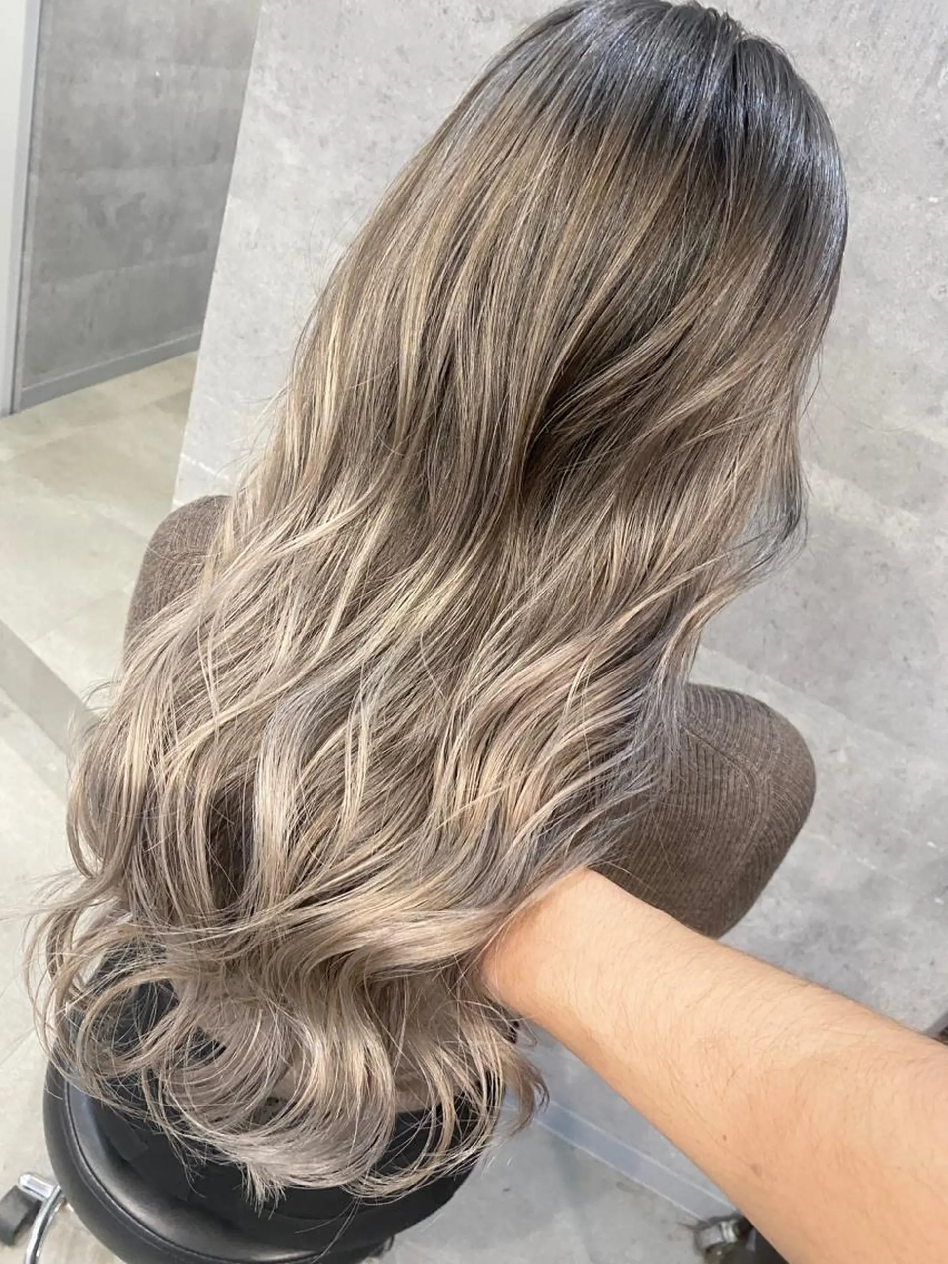 ロング カラー パーマ ネイル マツエク・マツパ アイブロウ バレイヤージュ レイヤーカット トリートメント 井上 一平のヘアスタイル