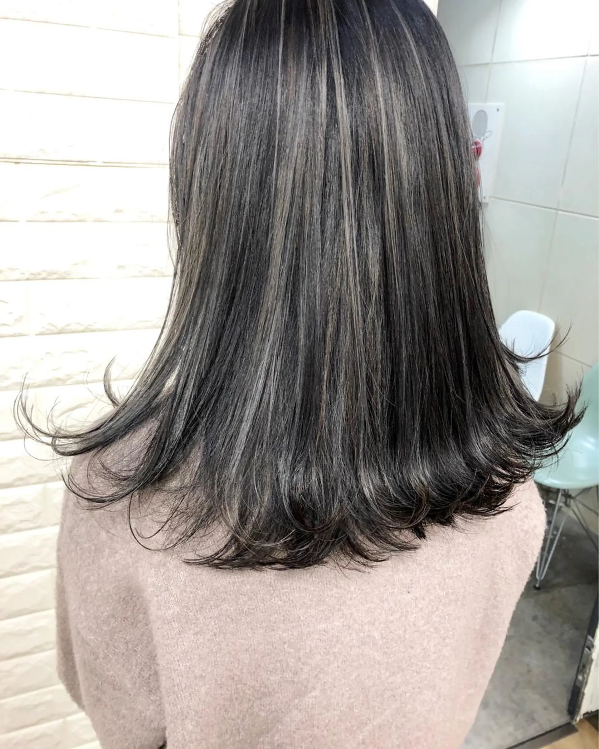 セミロング カラー ブリーチ ケアブリーチ ハイライトカラー 3Dハイライト ハイライト ヘアカラー トリートメント famille所属・famille ファミーユのヘアスタイル