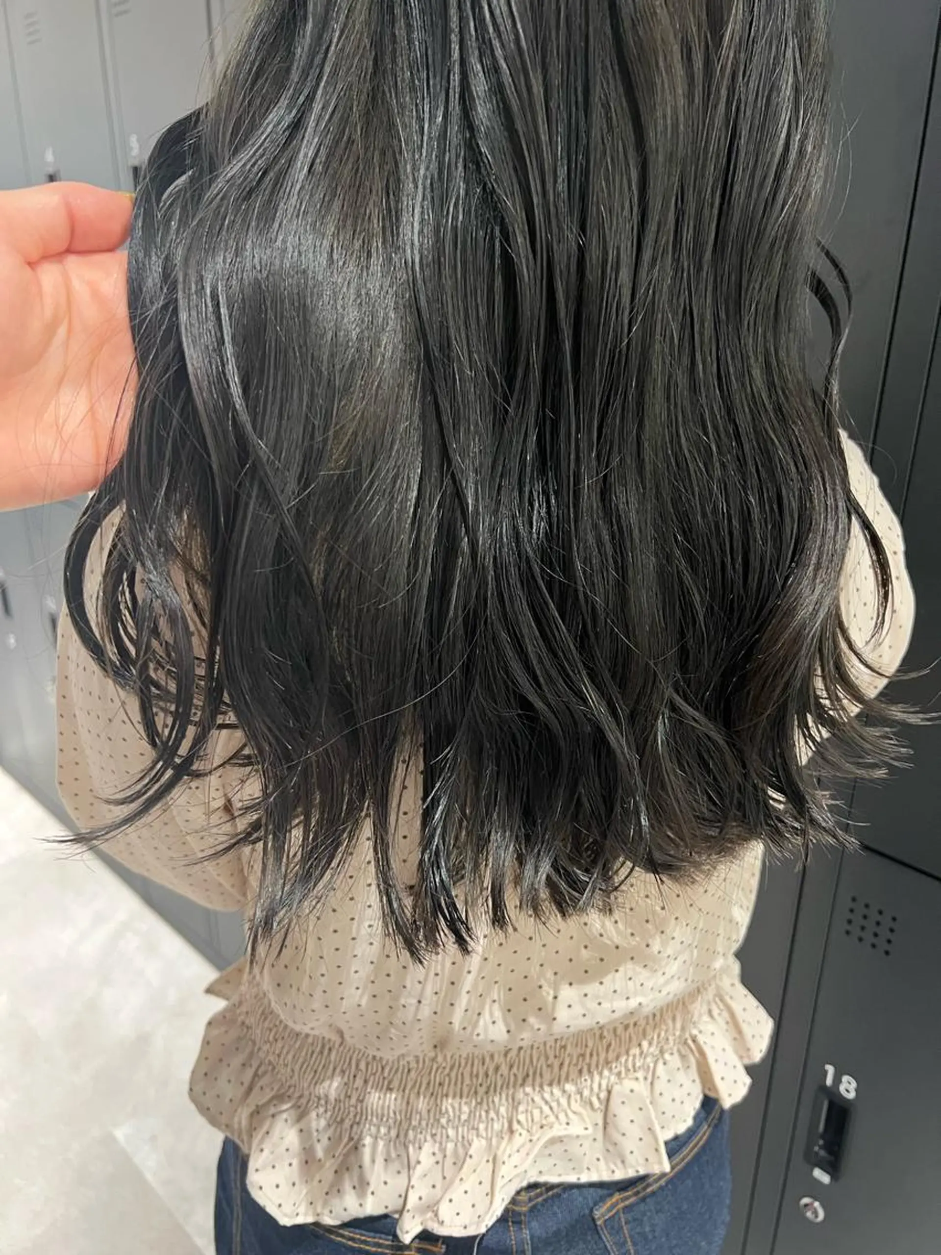 ロング カラー ダークグレー ダークグレージュ グレージュ 暗髪カラー🫐パーマ おくだりんかのヘアスタイル