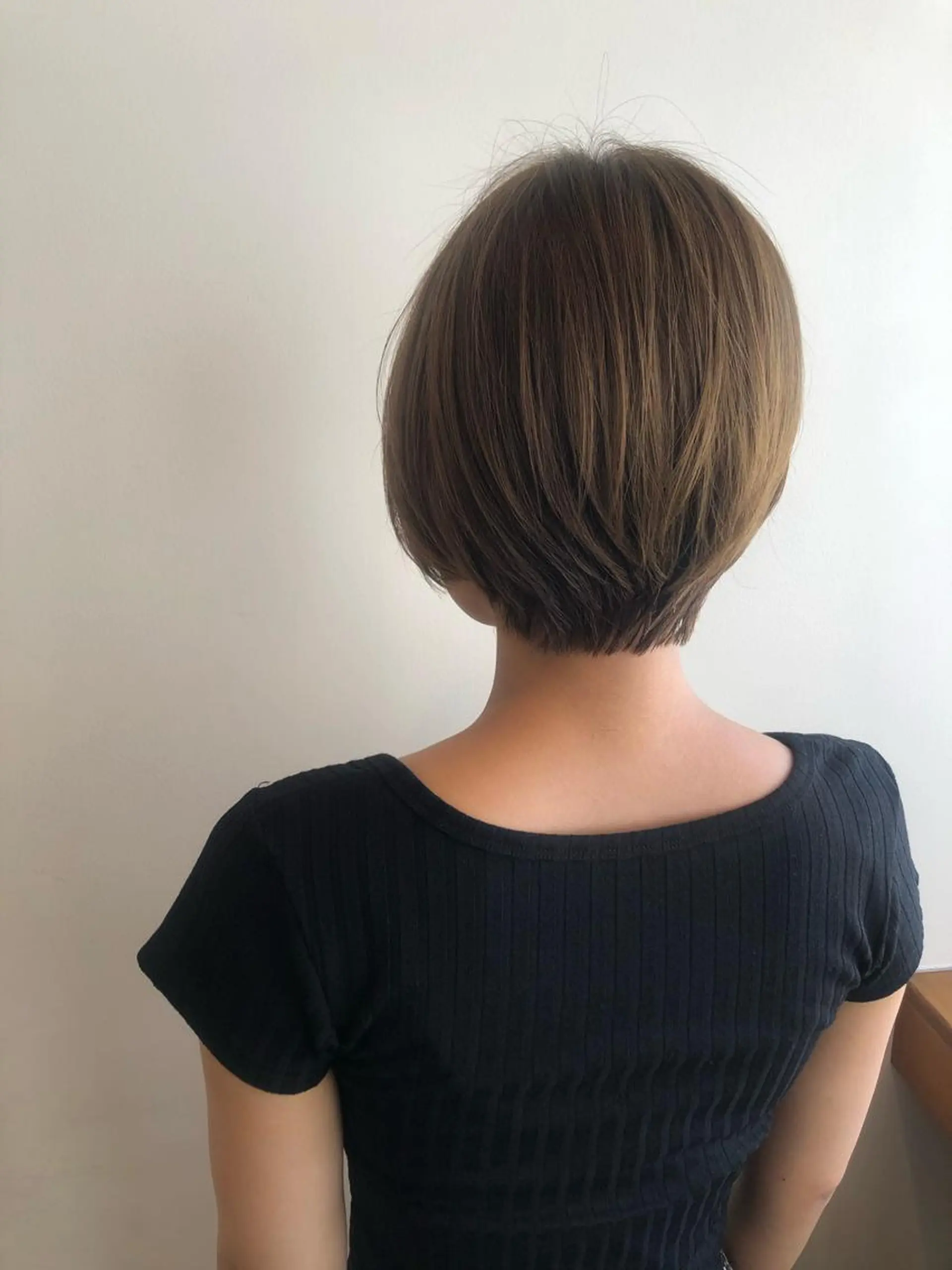 ショート カラー MIOベージュカラー 柔らかいカラーのヘアスタイル