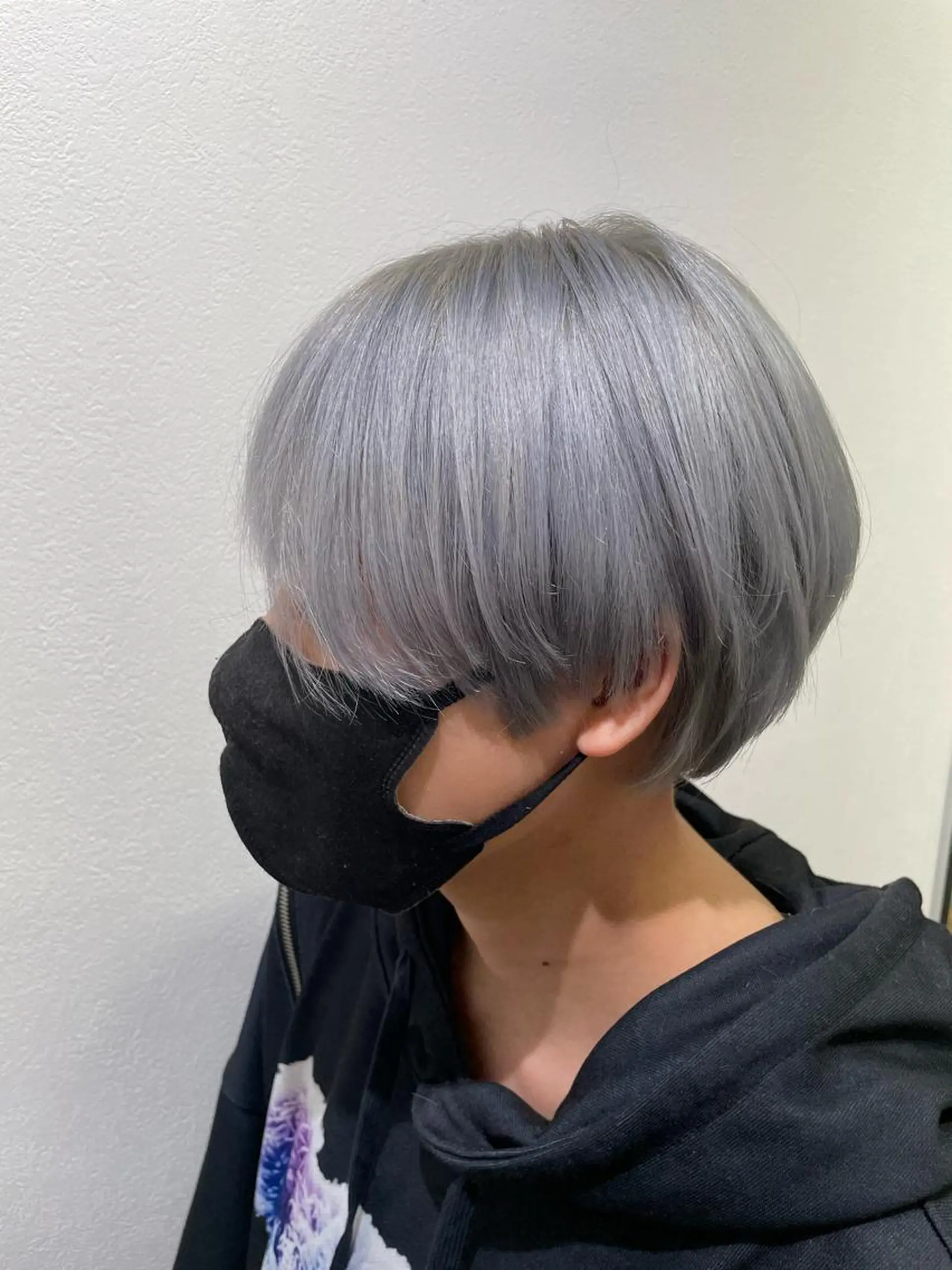 ショート カラー 渡部凌我 小顔ウルフ ハイトーンカラーのヘアスタイル