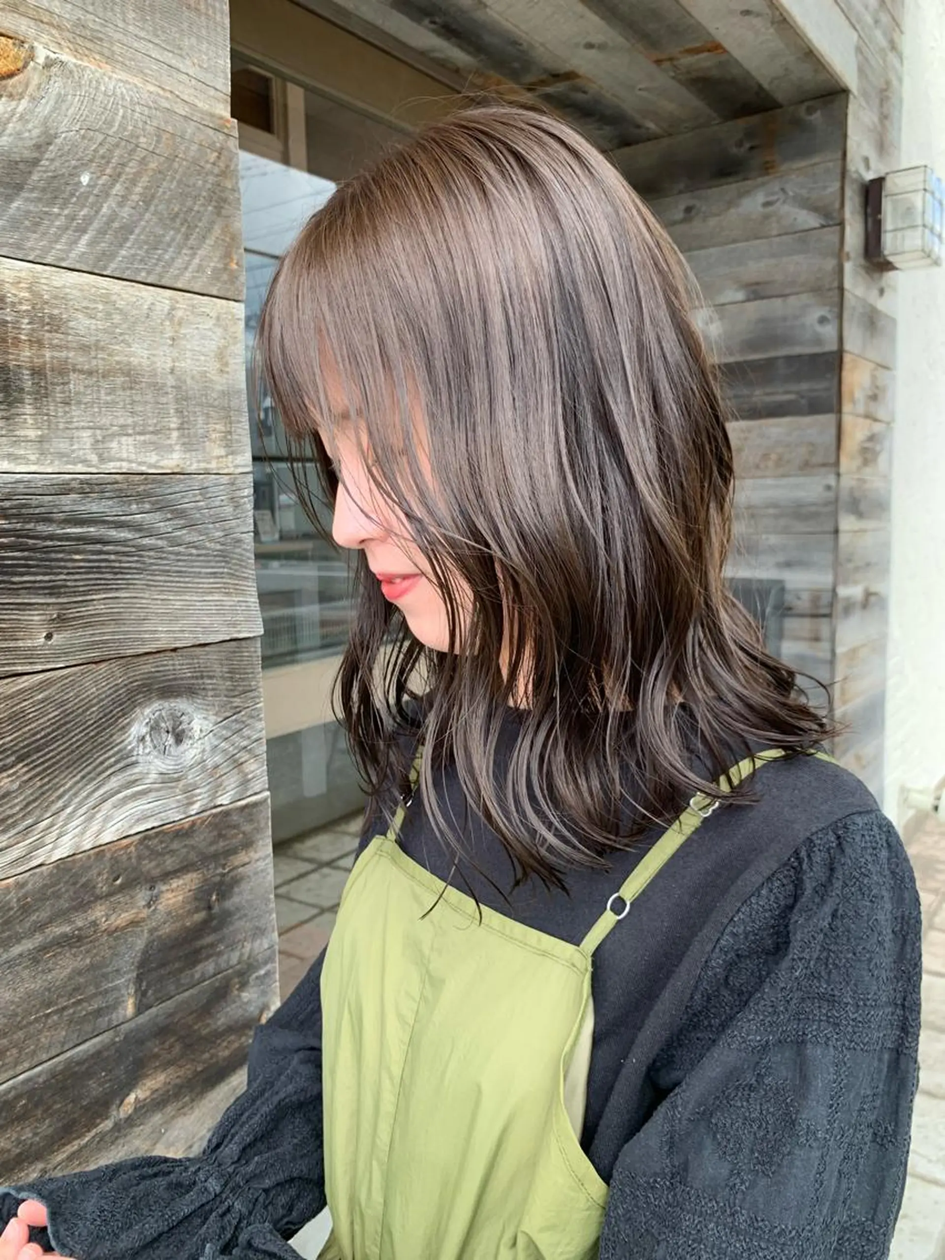 ミディアム カラー アッシュ ベージュカラー カワサキ マホのヘアスタイル