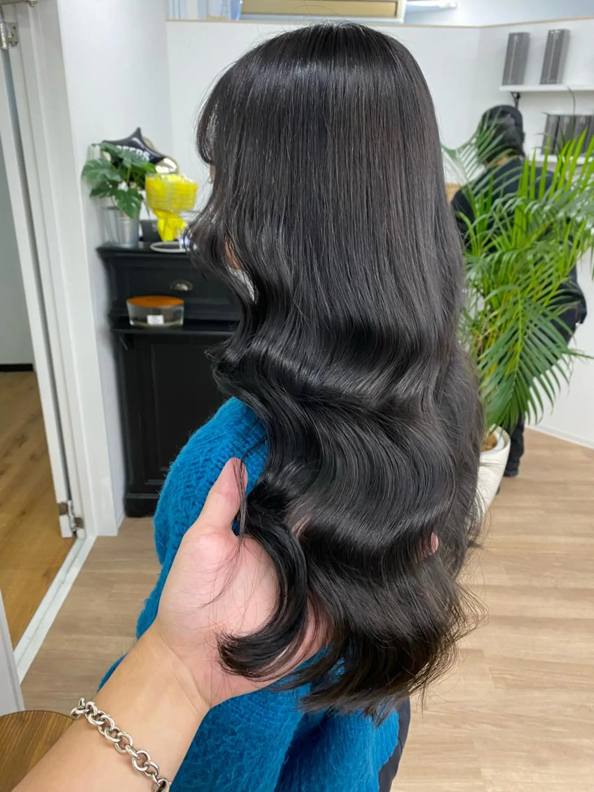 ロング カラー アッシュ アッシュブラウン バレイヤージュ ベージュカラー 黒髪 韓国風×透明感カラー 髪質改善オタベシンヤのヘアスタイル