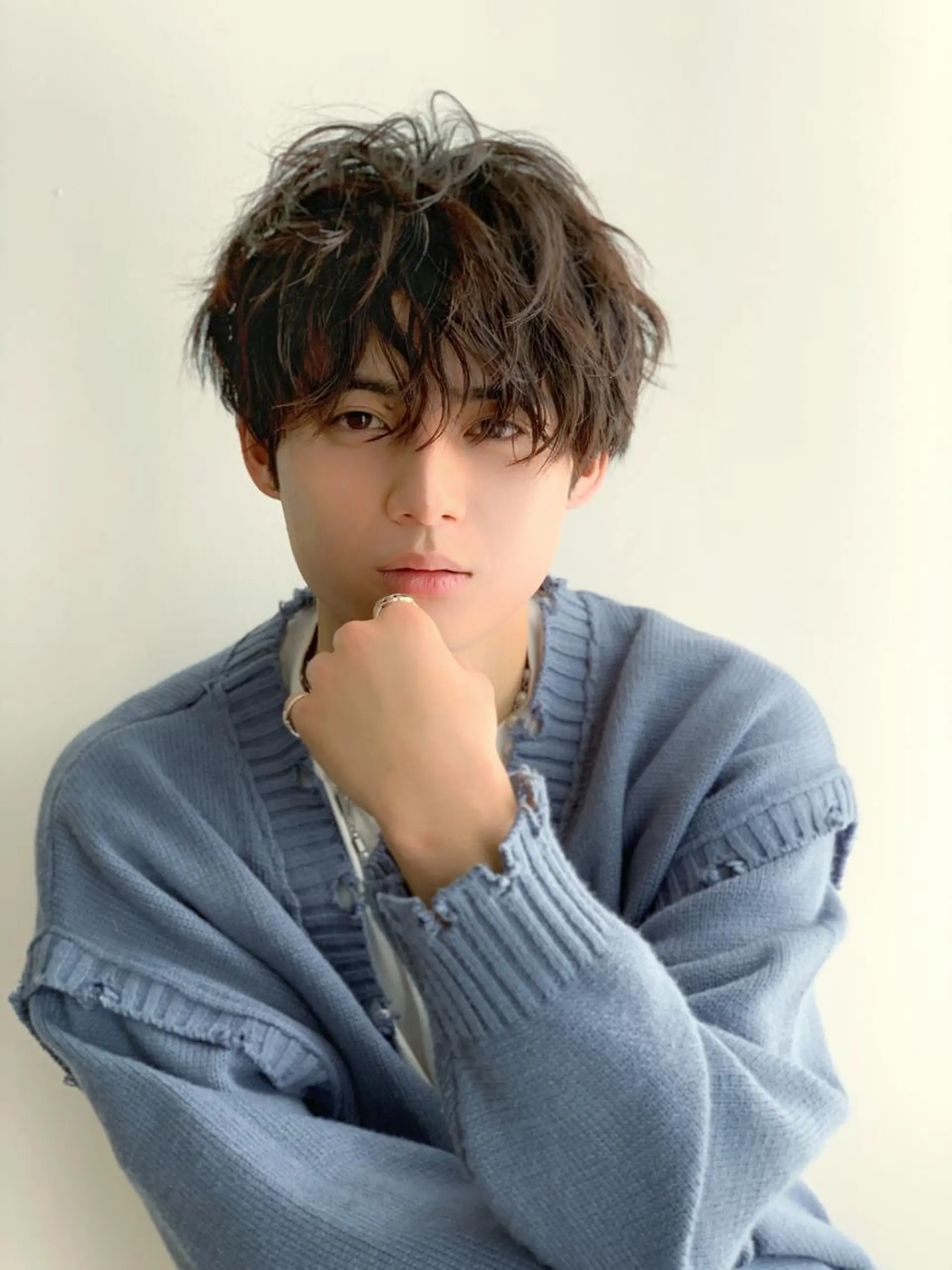 ミディアム パーマ メンズ ミディアムパーマ メンズブリーチ センターパート メンズハイライト メンズハイトーン メンズStylist 山根慧のヘアスタイル