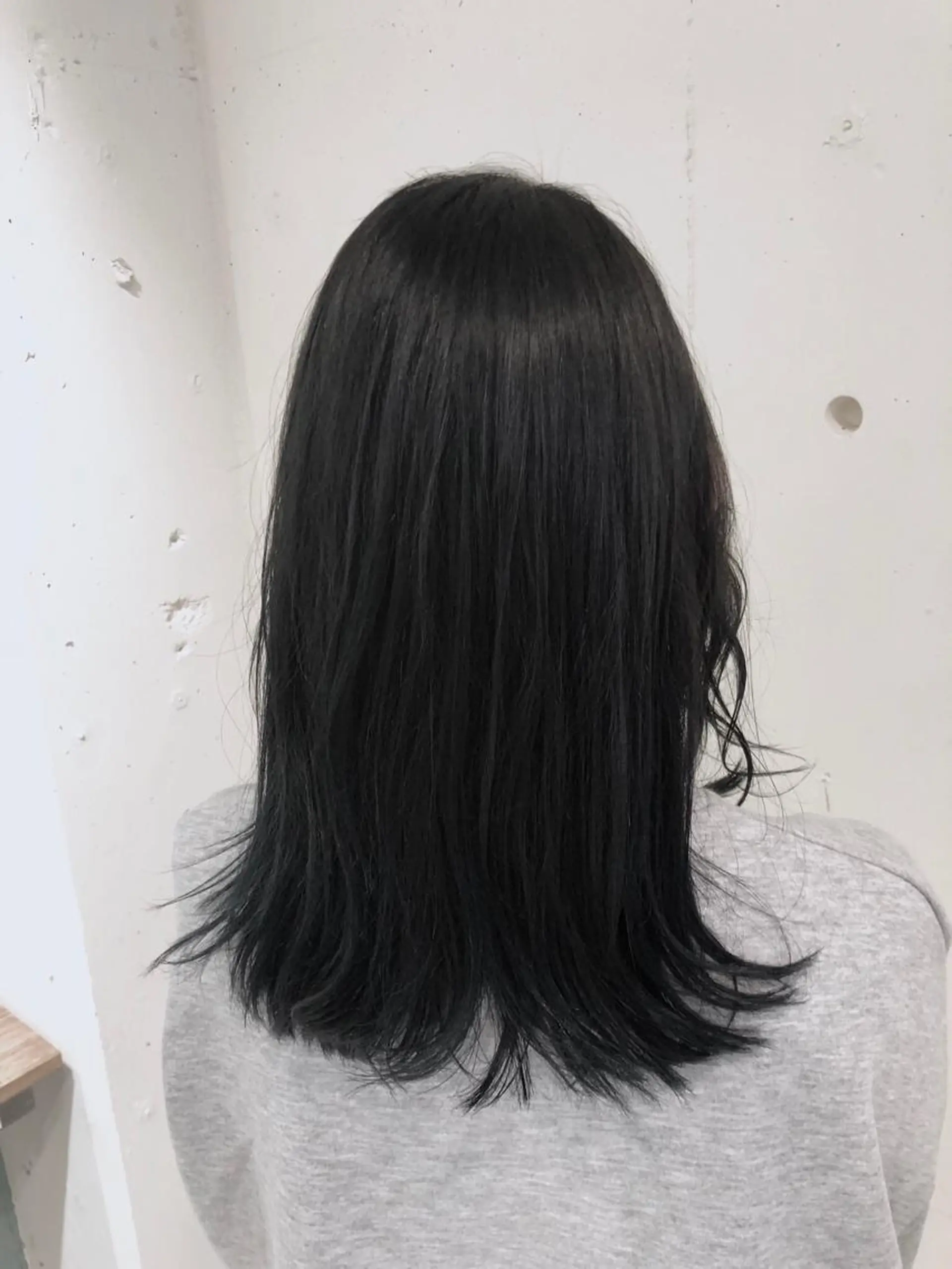 ミディアム カラー パーマ ヘアアレンジ ブリーチ ブルーカラー ブルーグレー ブルーグレージュ 透明感カラー カット ヘアカラー トリートメント 【ツヤ髪美容師】 ツダケイスケのヘアスタイル