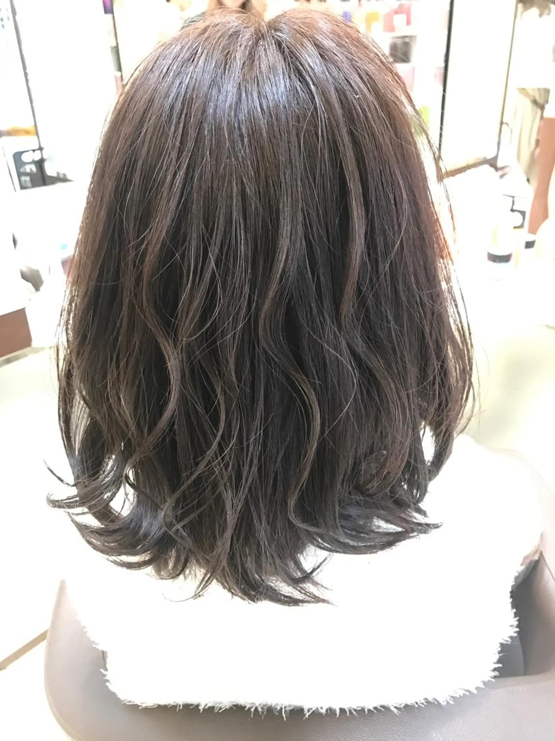 ミディアム カラー スズキ シオリのヘアスタイル
