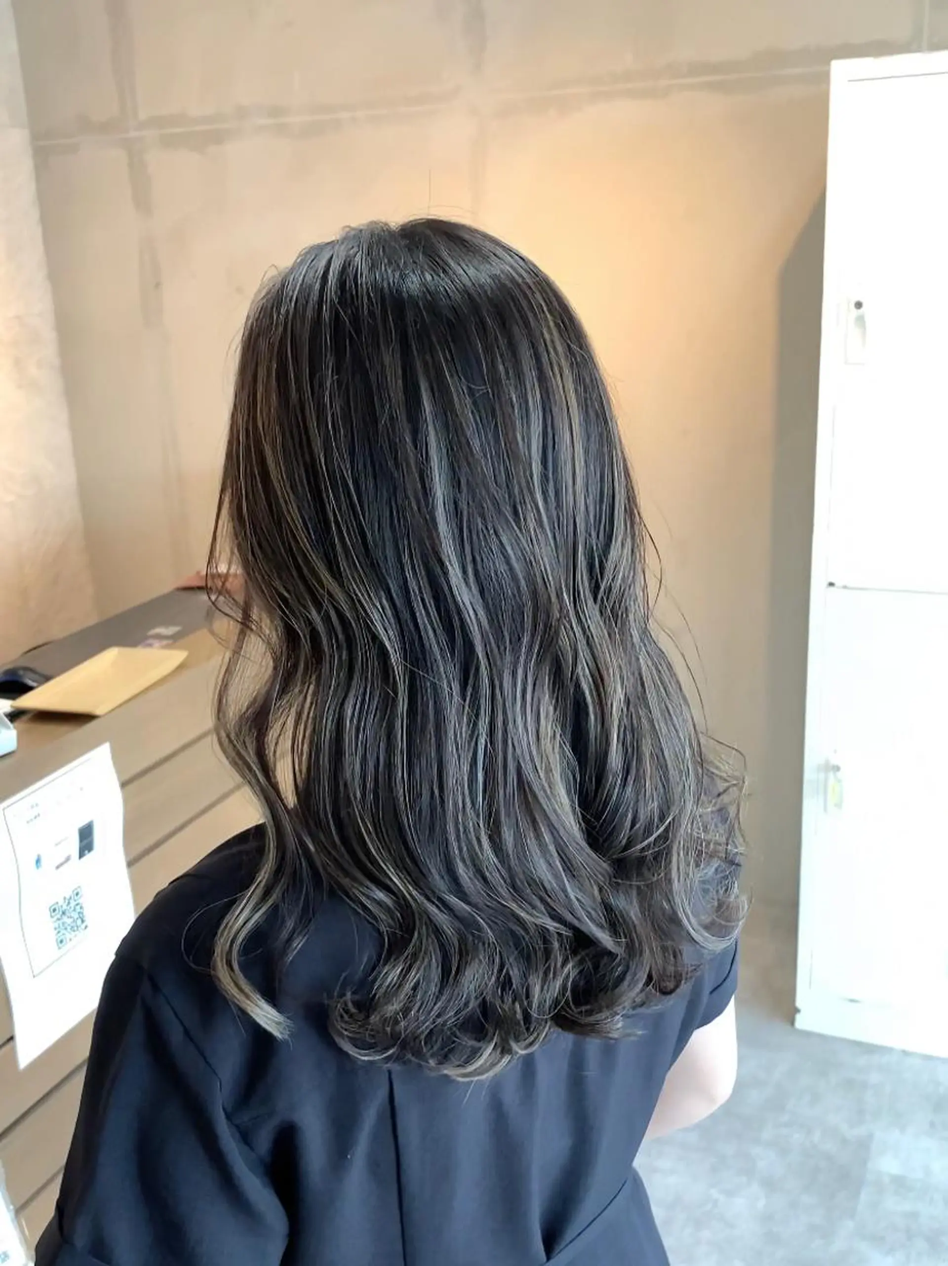 ミディアム カラー リサ tonieのヘアスタイル