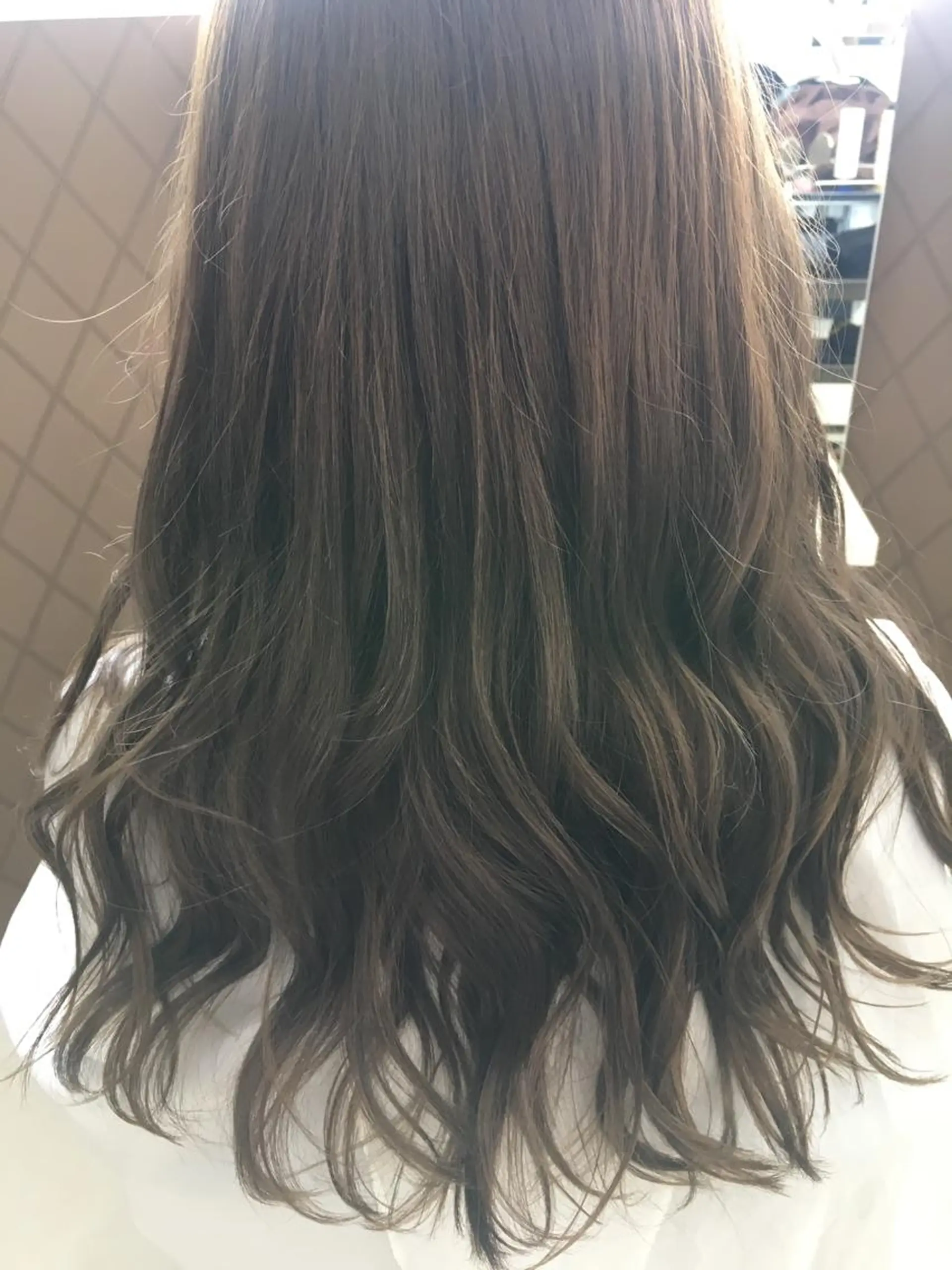 ロング カラー グレージュ 古林 理沙のヘアスタイル