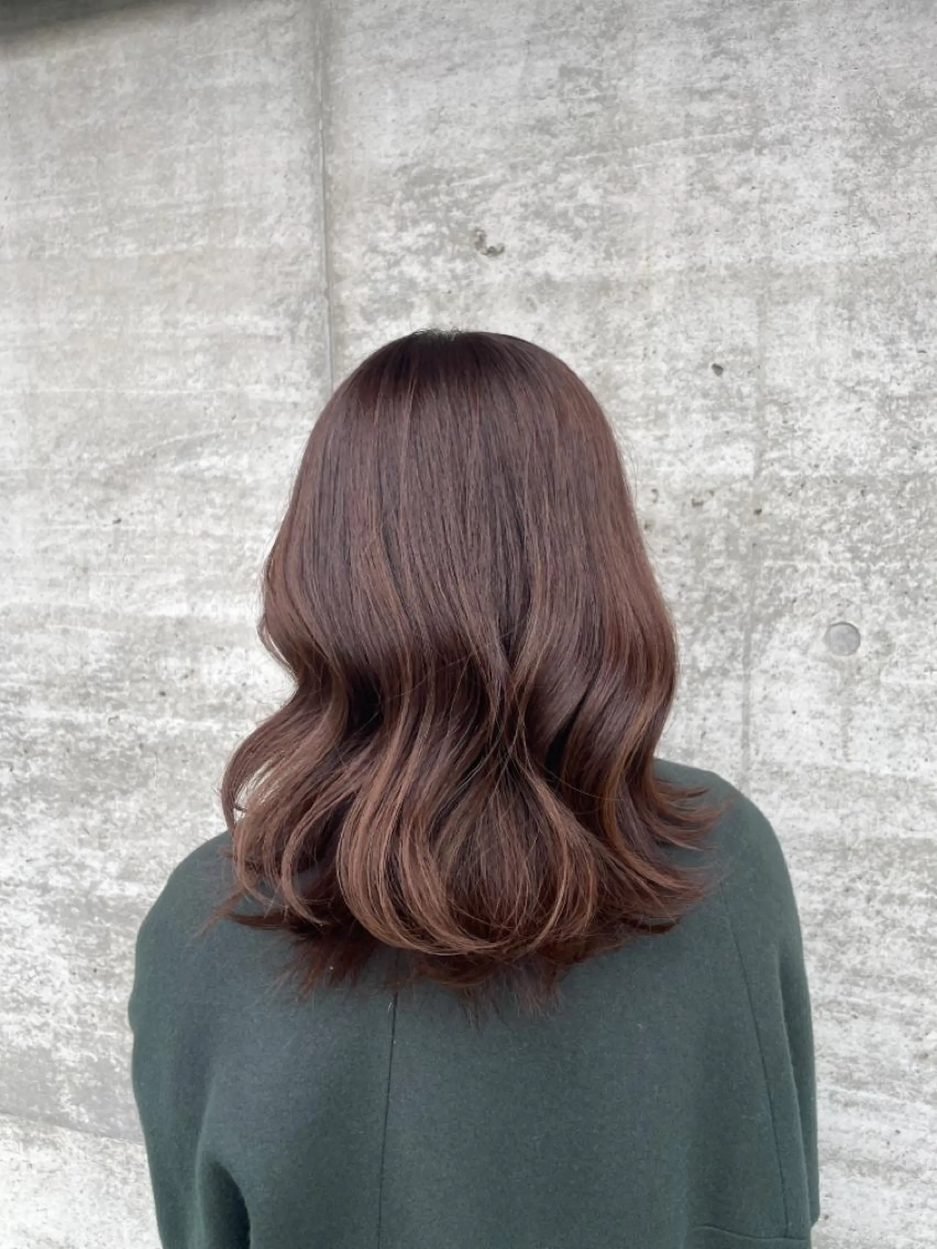 ミディアム カラー ベージュカラー オリーブベージュ ヨシンモリ マキノ キョウカのヘアスタイル