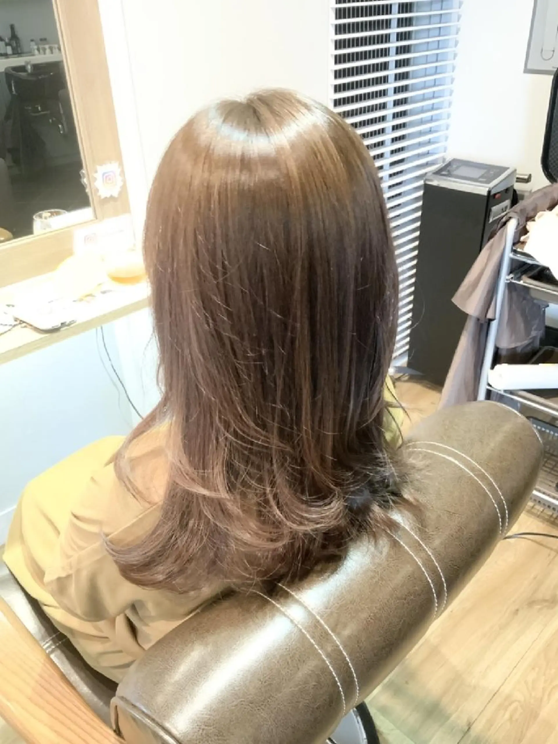 カラー セミロング グレージュ 韓国風ヘア レイヤーカット 堀 望美のヘアスタイル