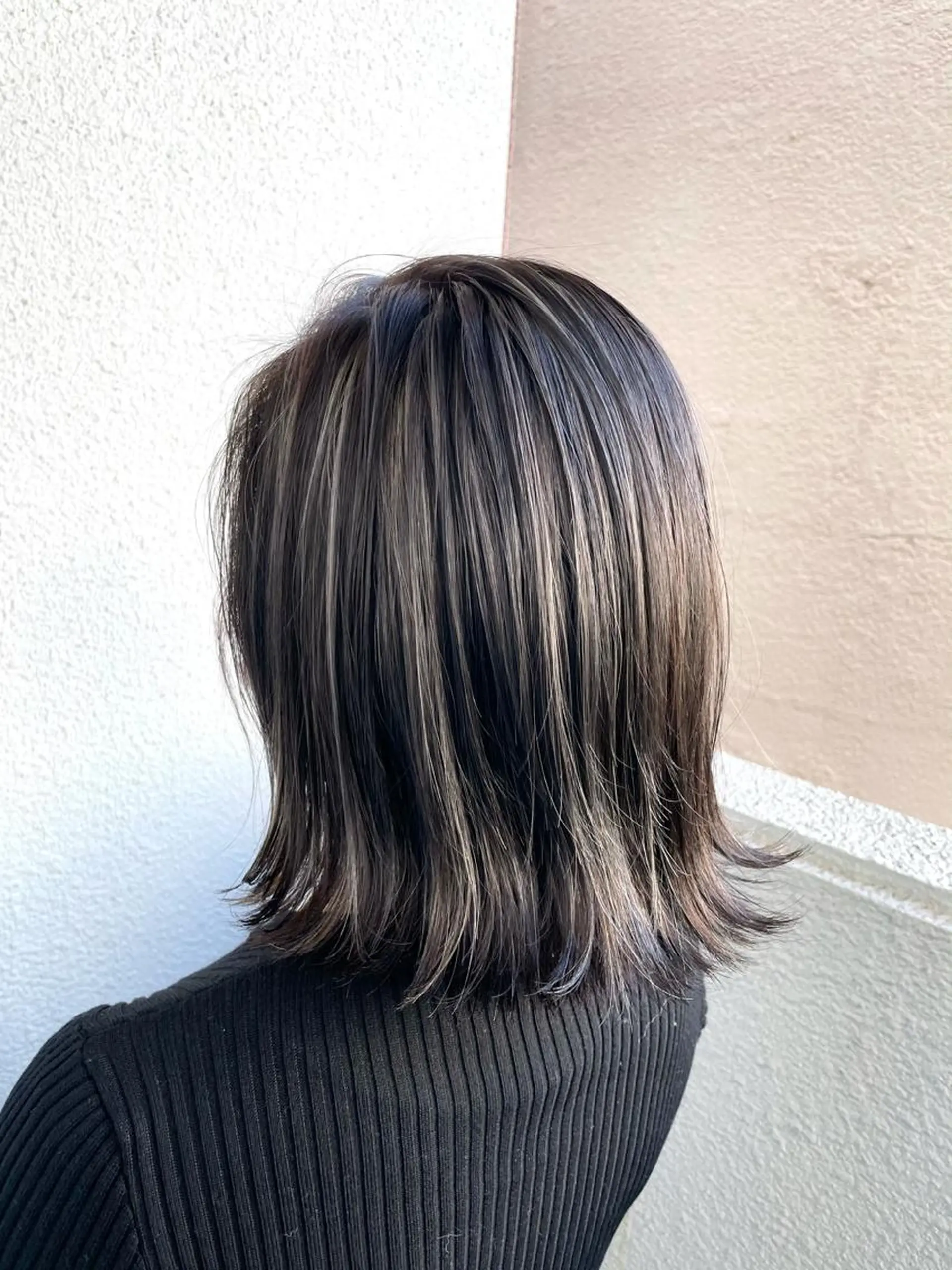 ショート 白いハイライト🤍 タナカリョウスケのヘアスタイル